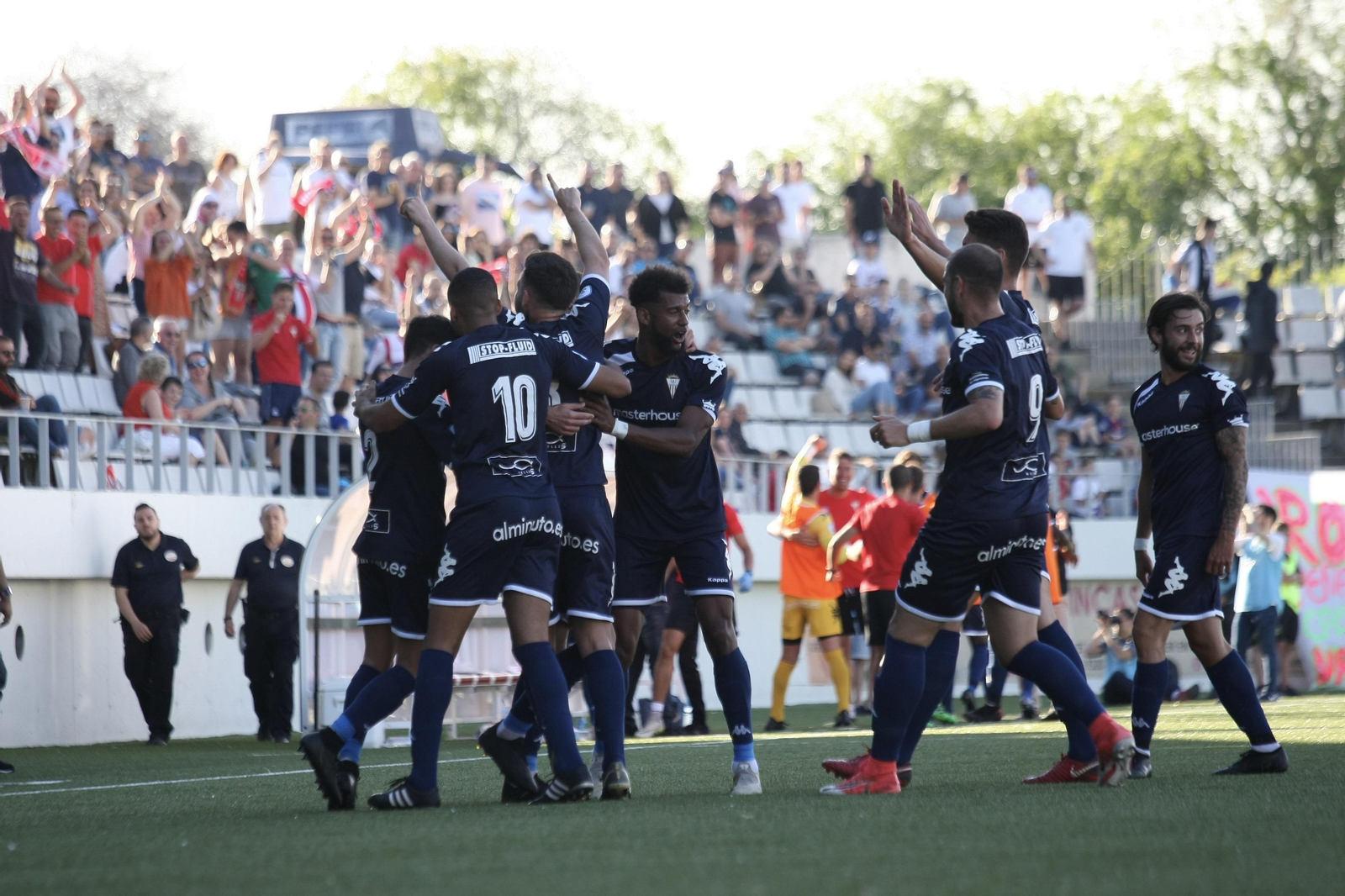 Los jugadores del Algeciras festejan su gol en Hospitalet.