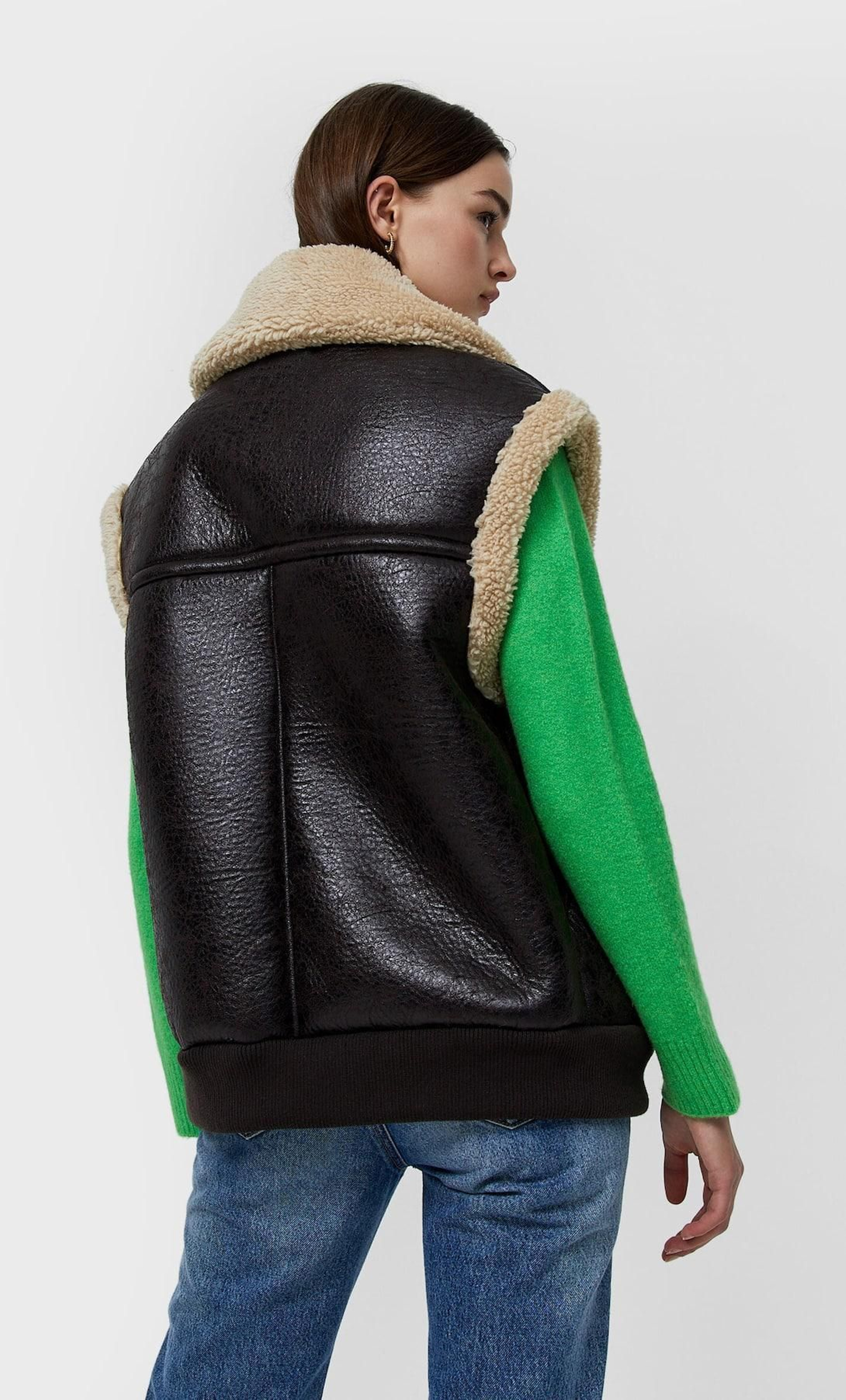 Chaleco efecto piel de Stradivarius.