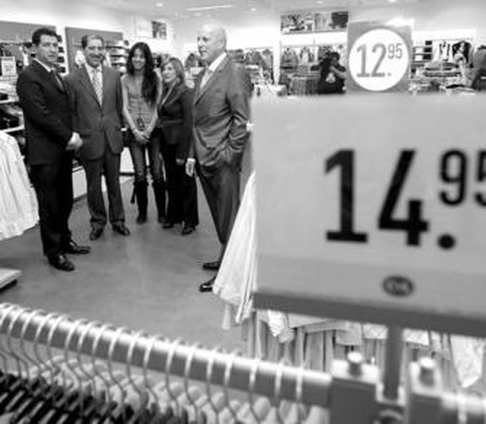 El alcalde de Chipiona y la alcaldesa de Sanlúcar, junto a Tomás Olivo (a la derecha) ayer en Sanlúcar.