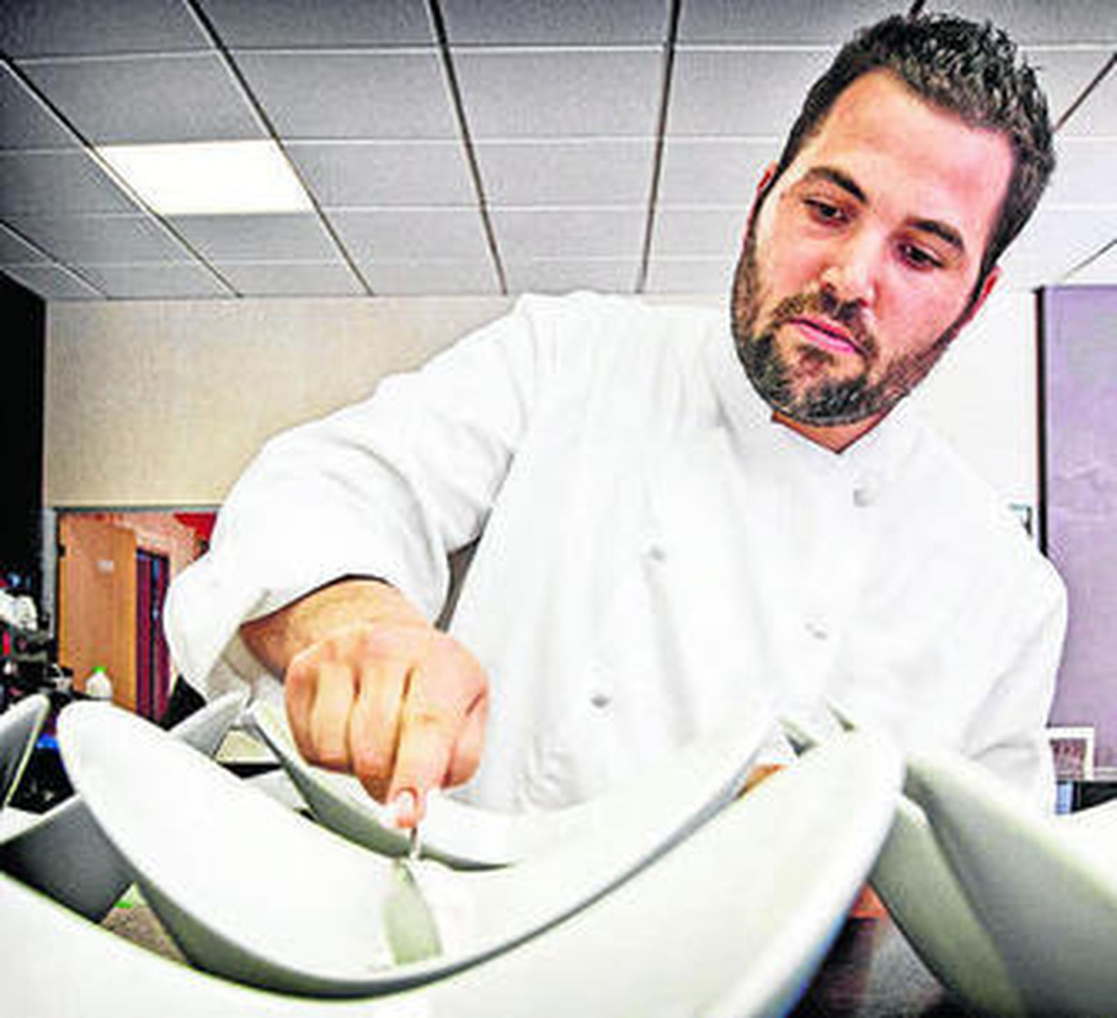 Mauro Barreiro preparando uno de sus platos.