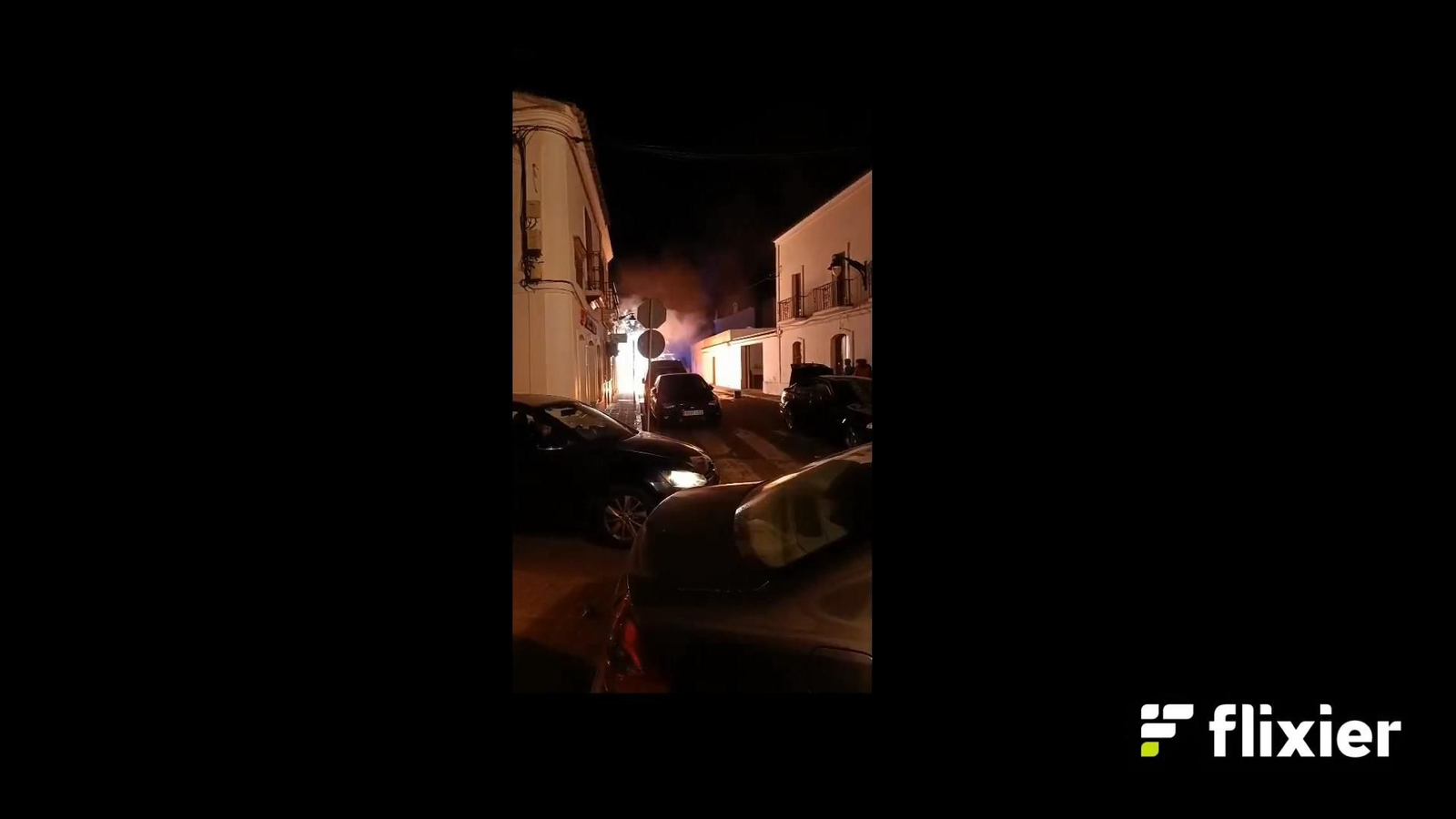 El fuego hace arder contenedores en Cartaya y termina provocando un apagón en varias calles