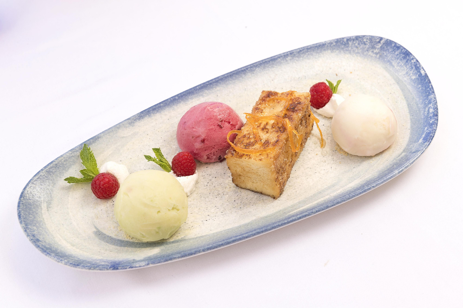 Torrija de nata al Cointreau con sorbete de cítricos