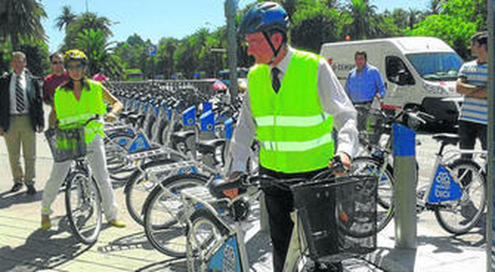 La directora de la DGT y el alcalde en la Plaza de la Marina probando las bibicletas.