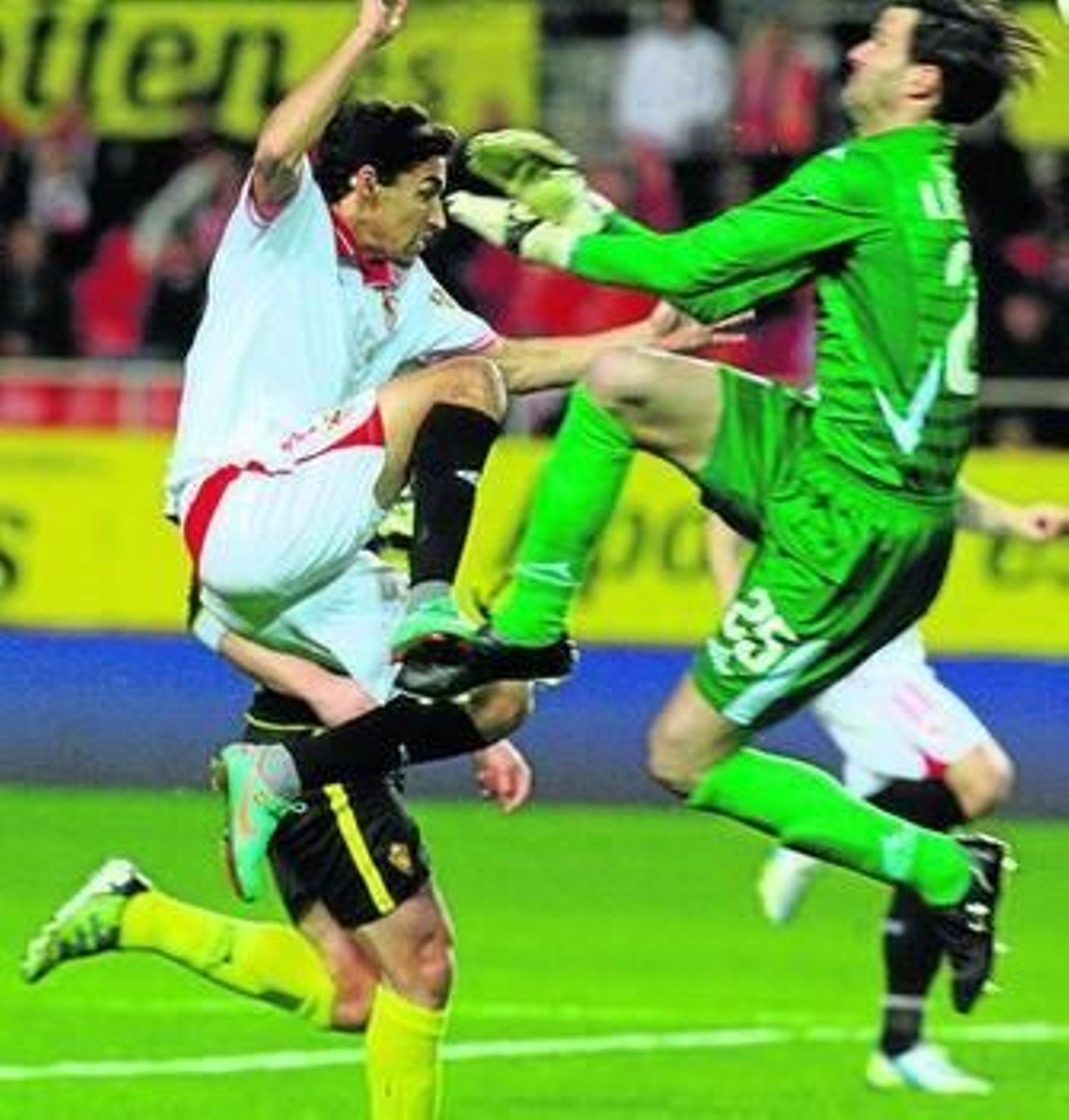 Rakitic aprovecha su internada por la derecha entre Lanzaro y Sapunaru para golpear con clase a la red con la derecha.