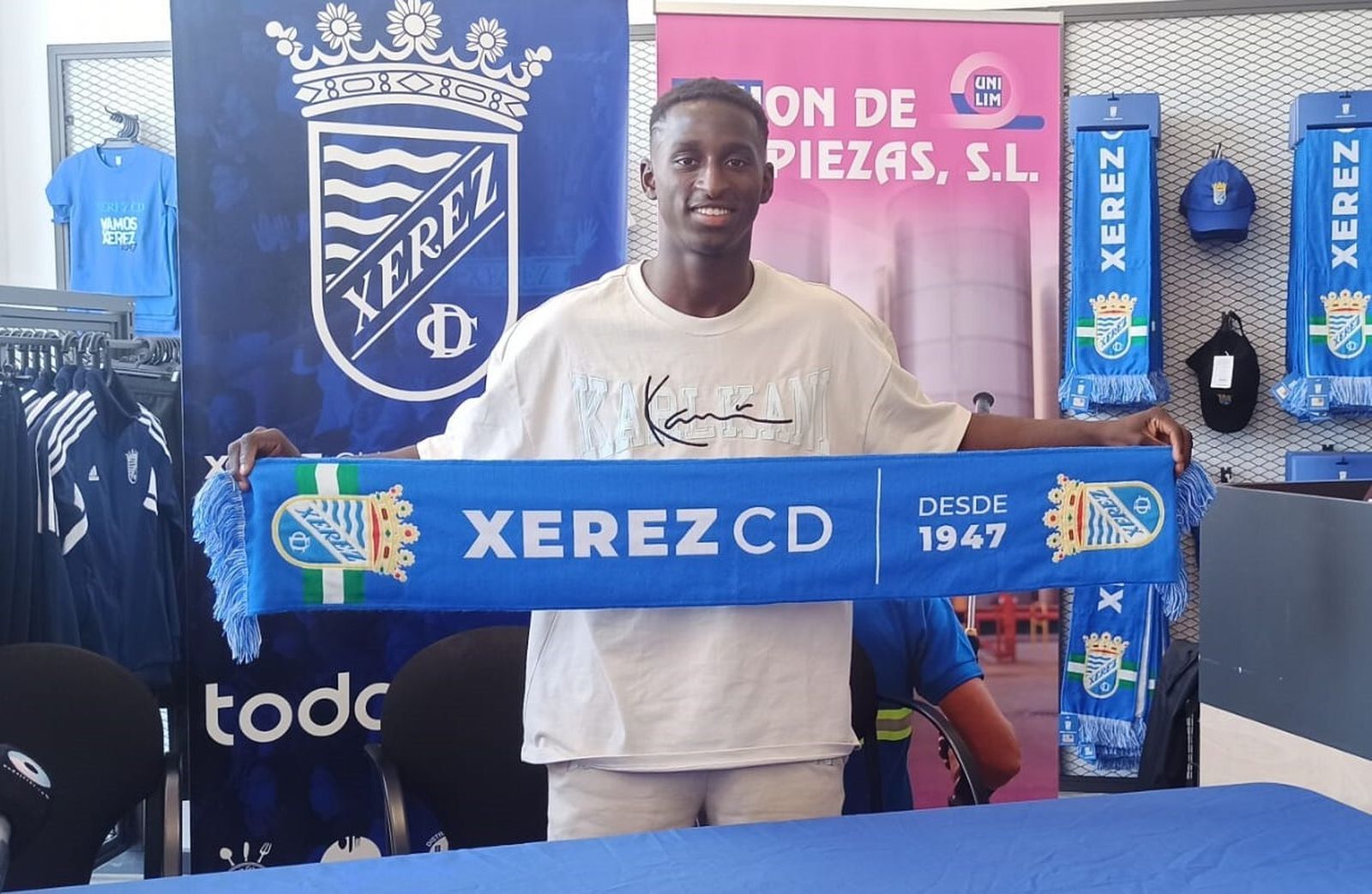 Armengol posa con una bufanda del Xerez CD en la sede del club.