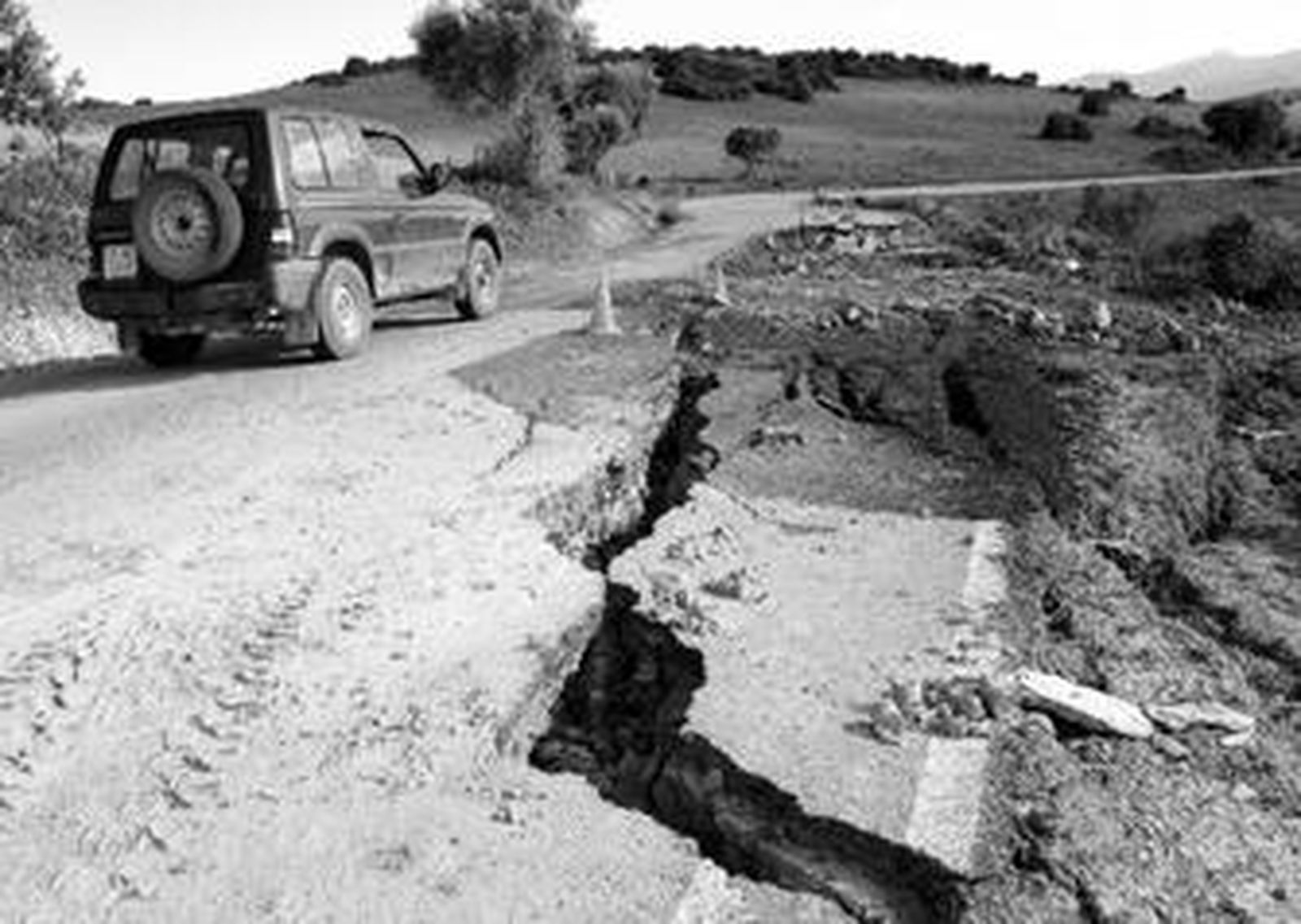 Un vehículo pasa junto al desprendimiento de la carretera del vertedero.