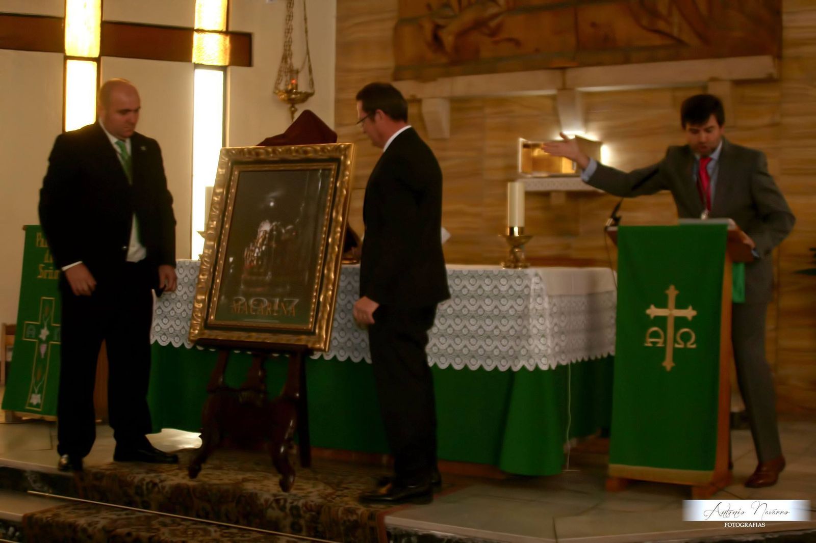 El Hermano Mayor de la Macarena junto al autor de la fotografía descubren el cartel del Lunes Santo 2017.