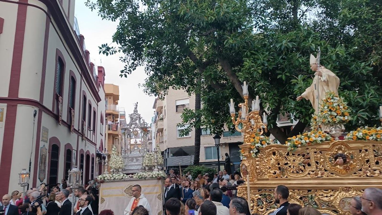 San Juan Pablo II en la Plaza Niña ante la custodia del Corpus Christi.