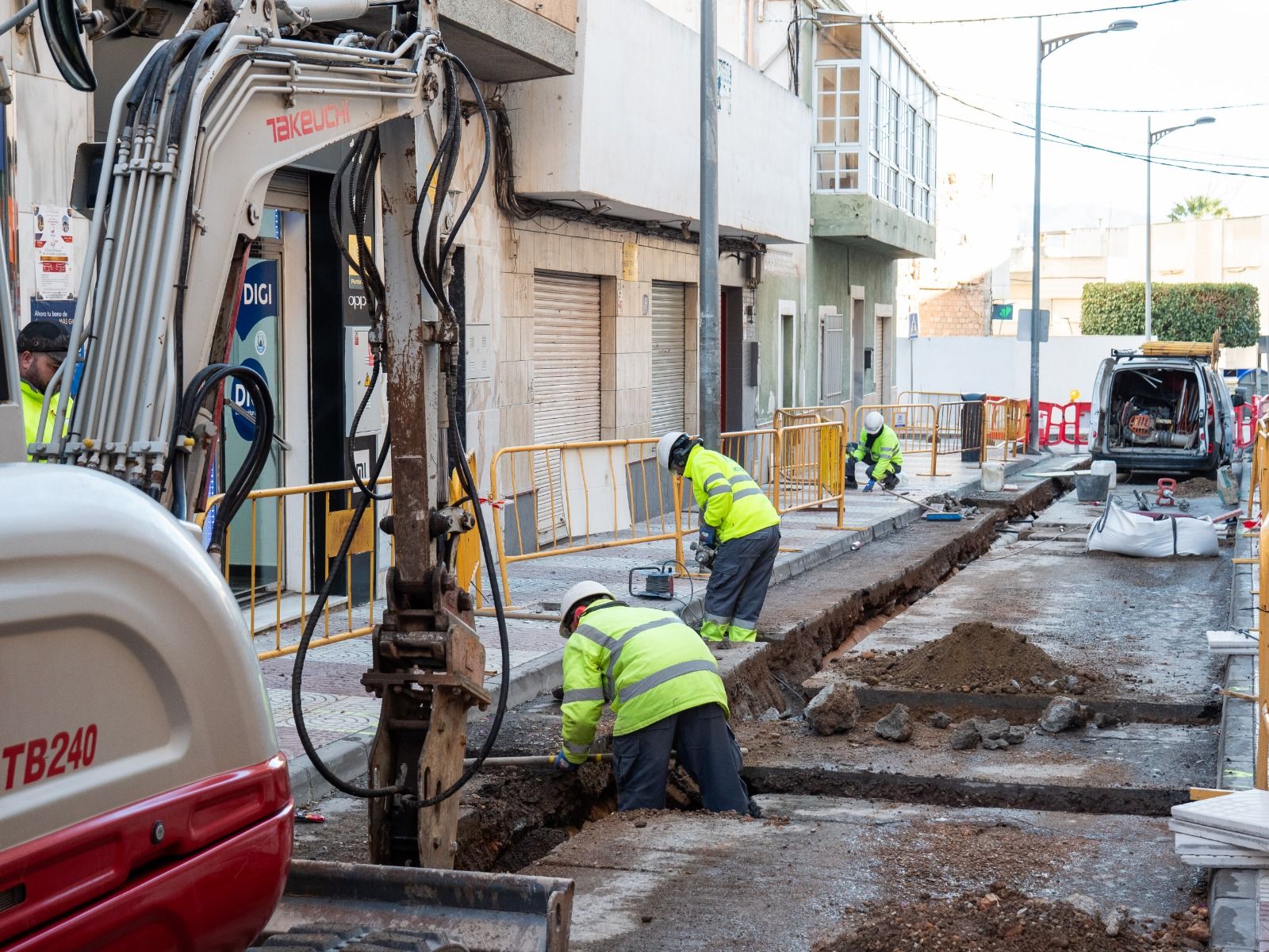 Roquetas acomete obras de mejora en la red de abastecimiento en distintos puntos de la ciudad.