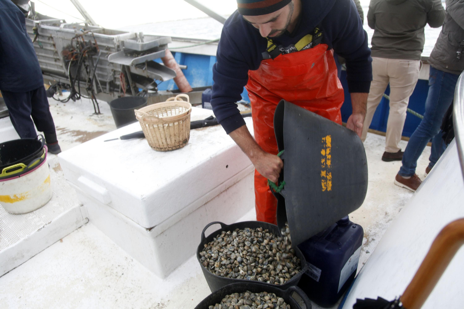Un pescador recoge género de Isla Cristina