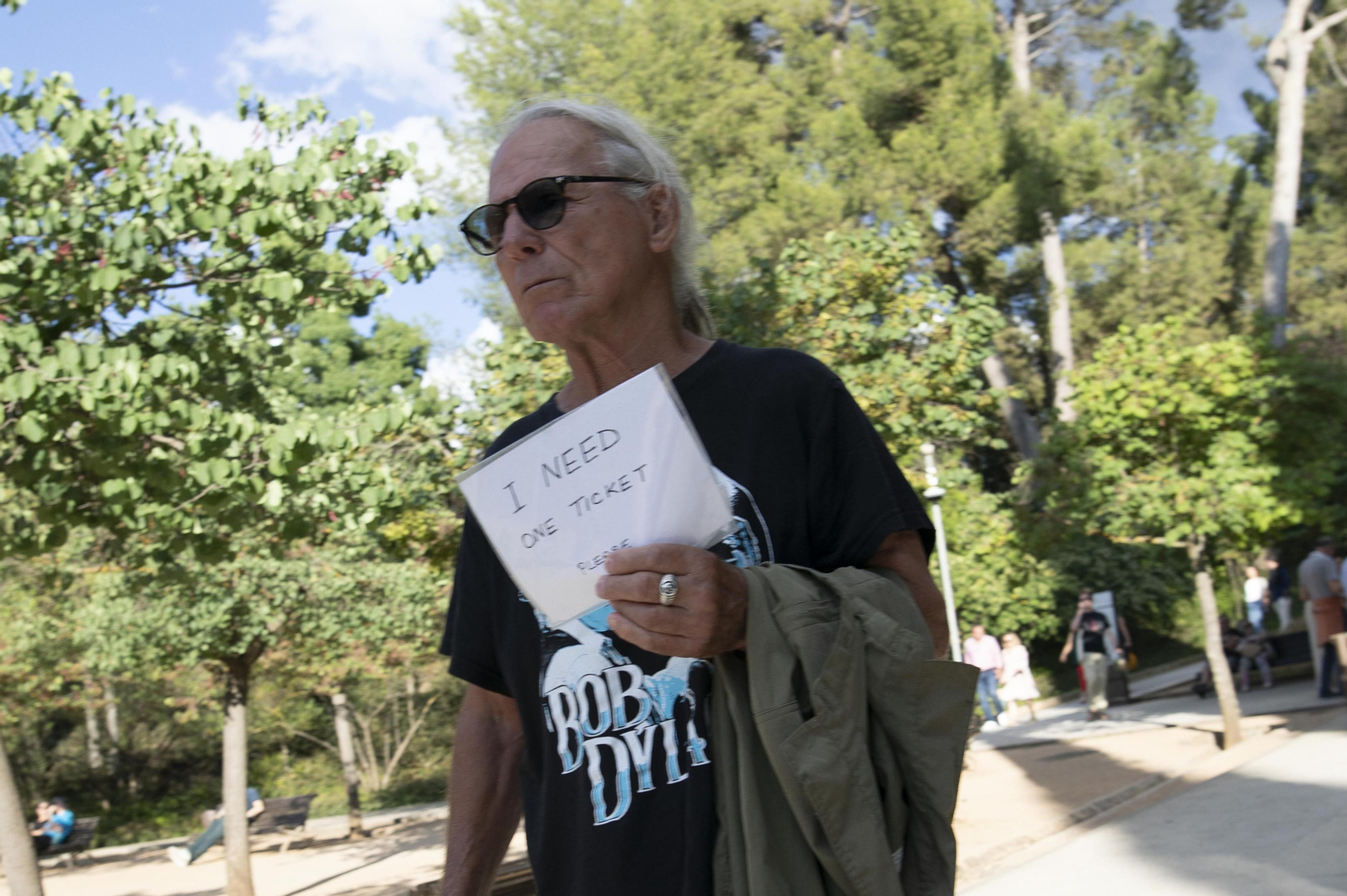 Un fan del cantante en la entrada al concierto en Granada