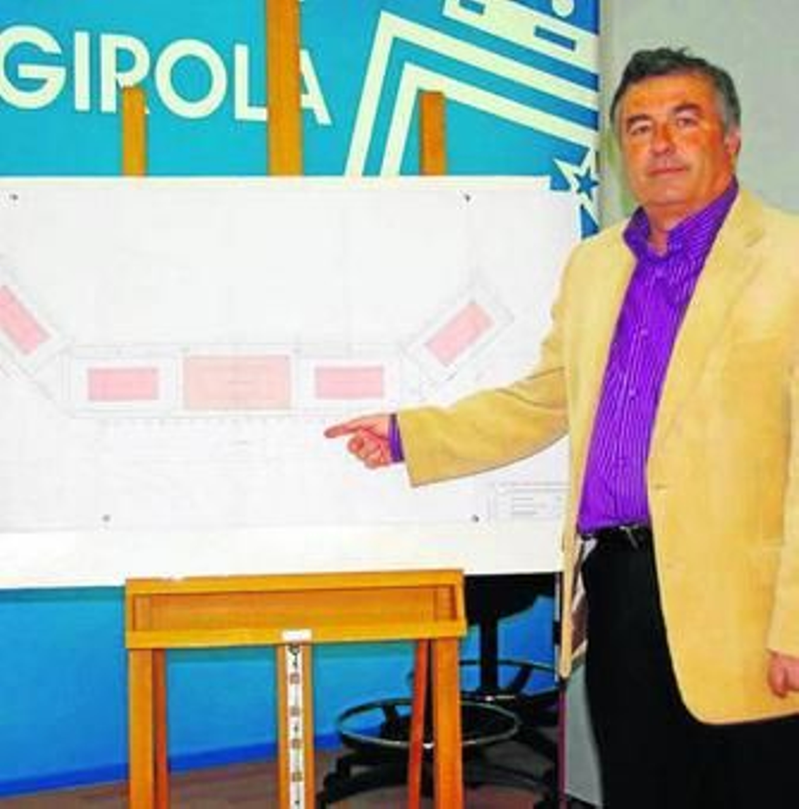 El concejal de Deportes muestra los planos del complejo deportivo.
