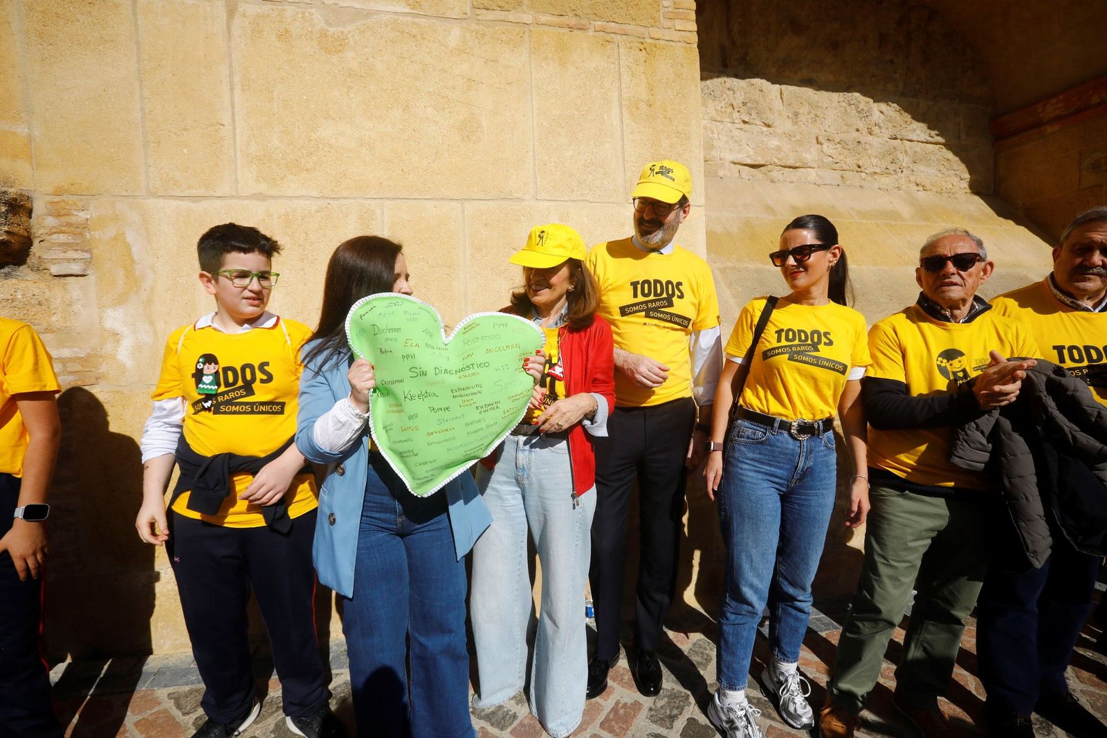 Las mejores imágenes del abrazo a la Mezquita-Catedral por las enfermedades raras