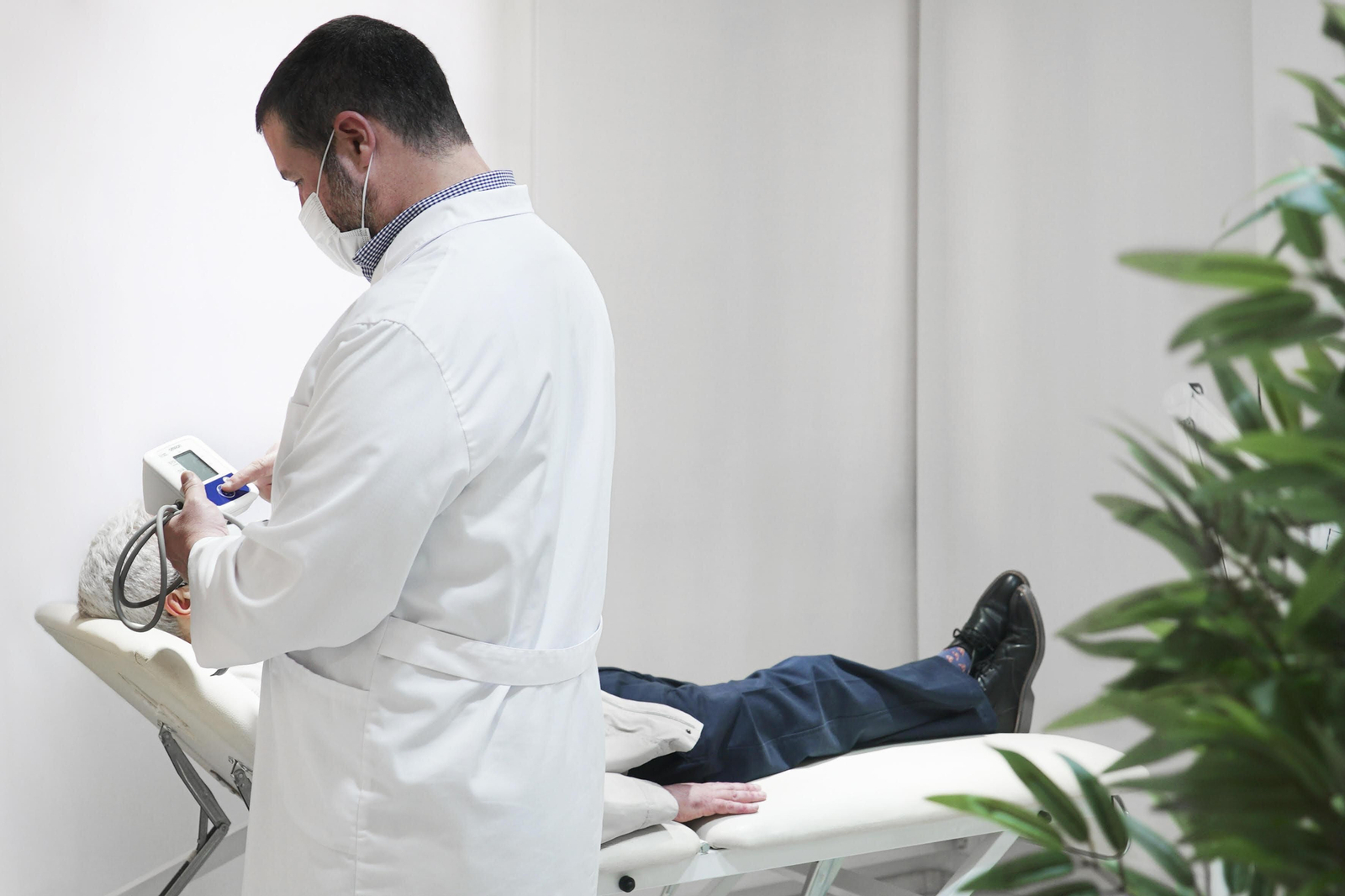 Es importante acudir a la consulta del especialista, ante cualquier síntoma, para prevenir y controlar el cáncer de próstata.