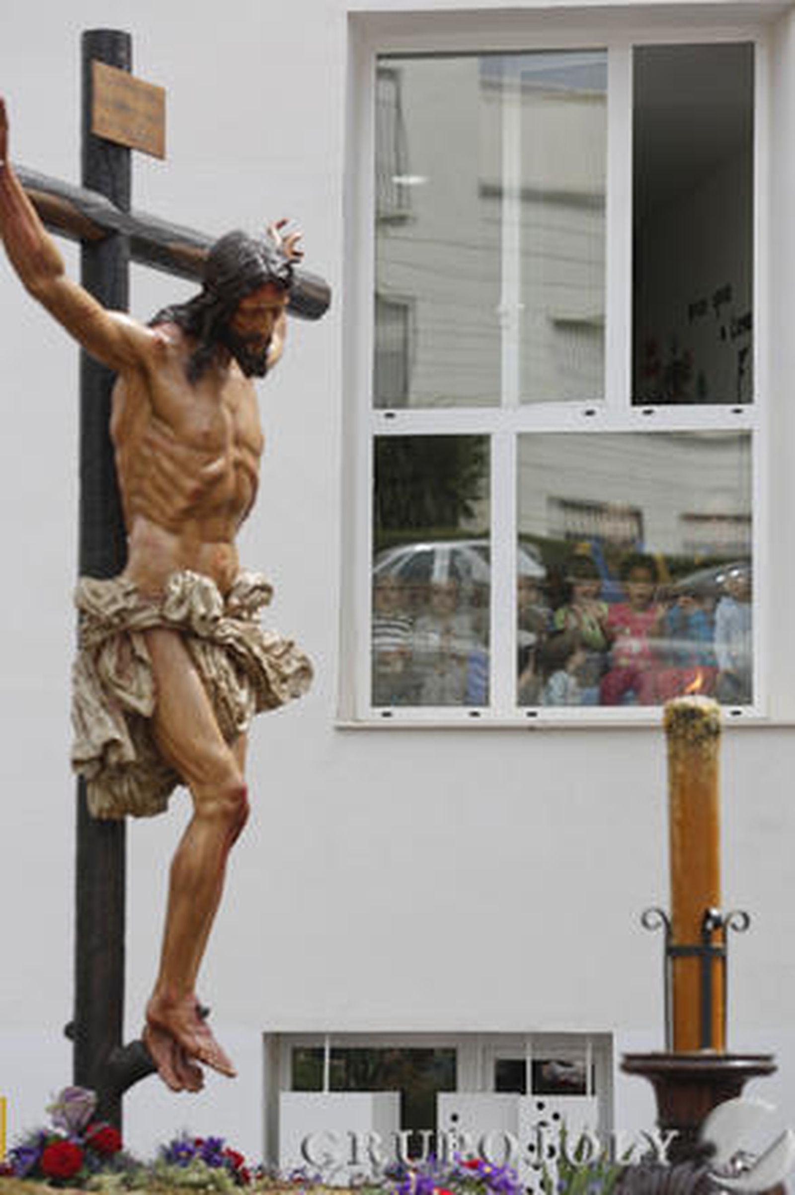 Crucifixión, Gitanos, Dolores del Puente, Pasión, Estudiantes y Cautivo protagonizaron una jornada en claroscuro./ Javier Albiñana