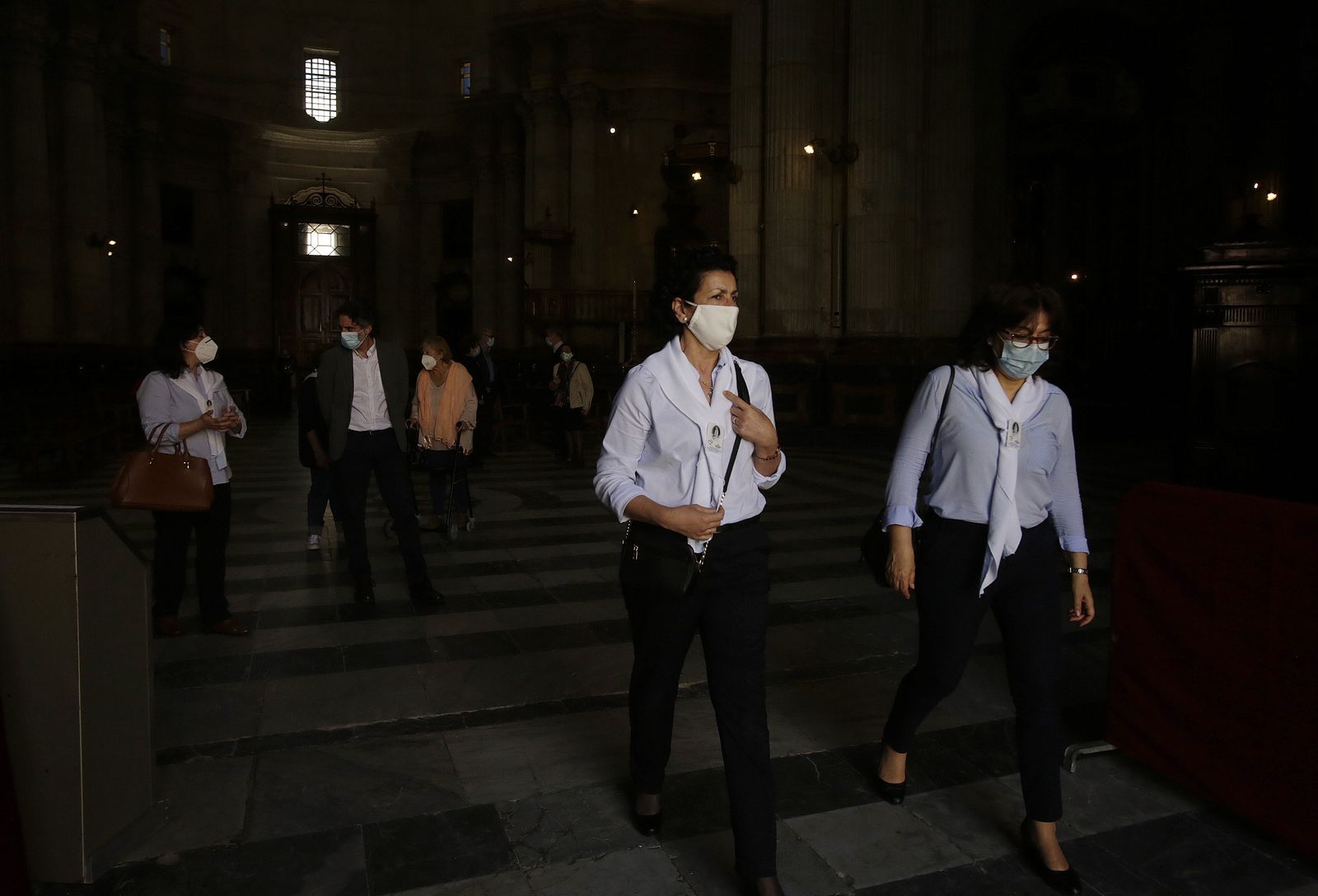Primera misa en la Catedral de Cádiz, oficiada por el Obispo.