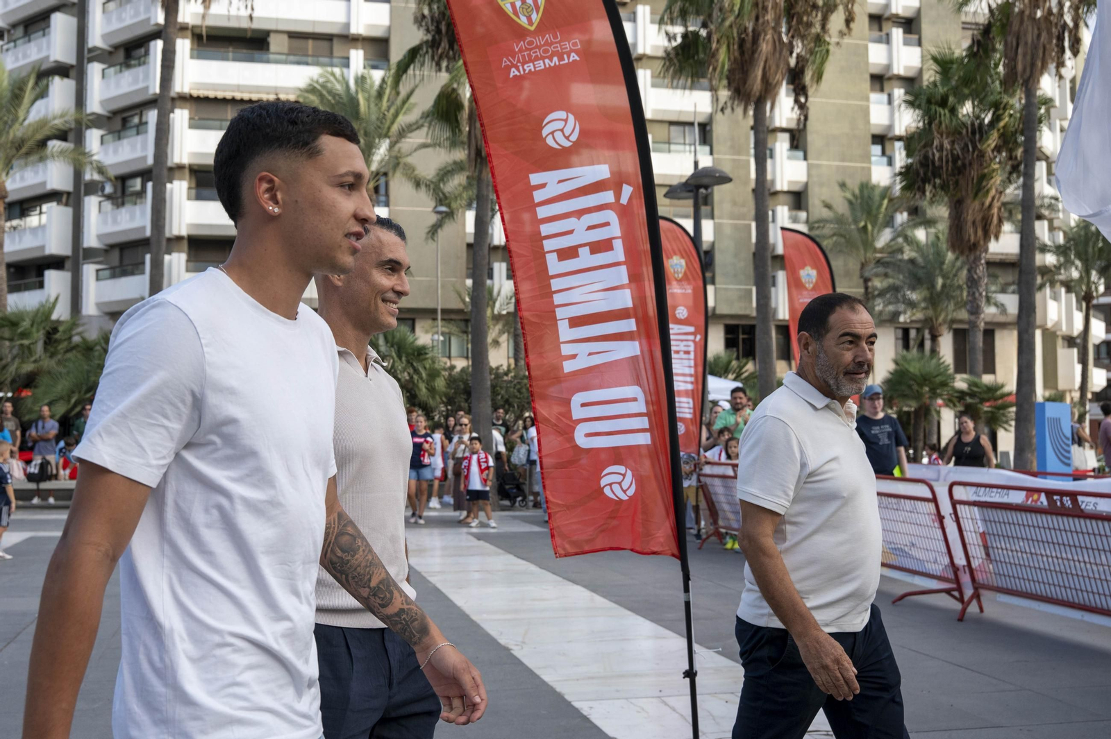 Los jugadores de la UDA Thalys y Andrés firman autógrafos