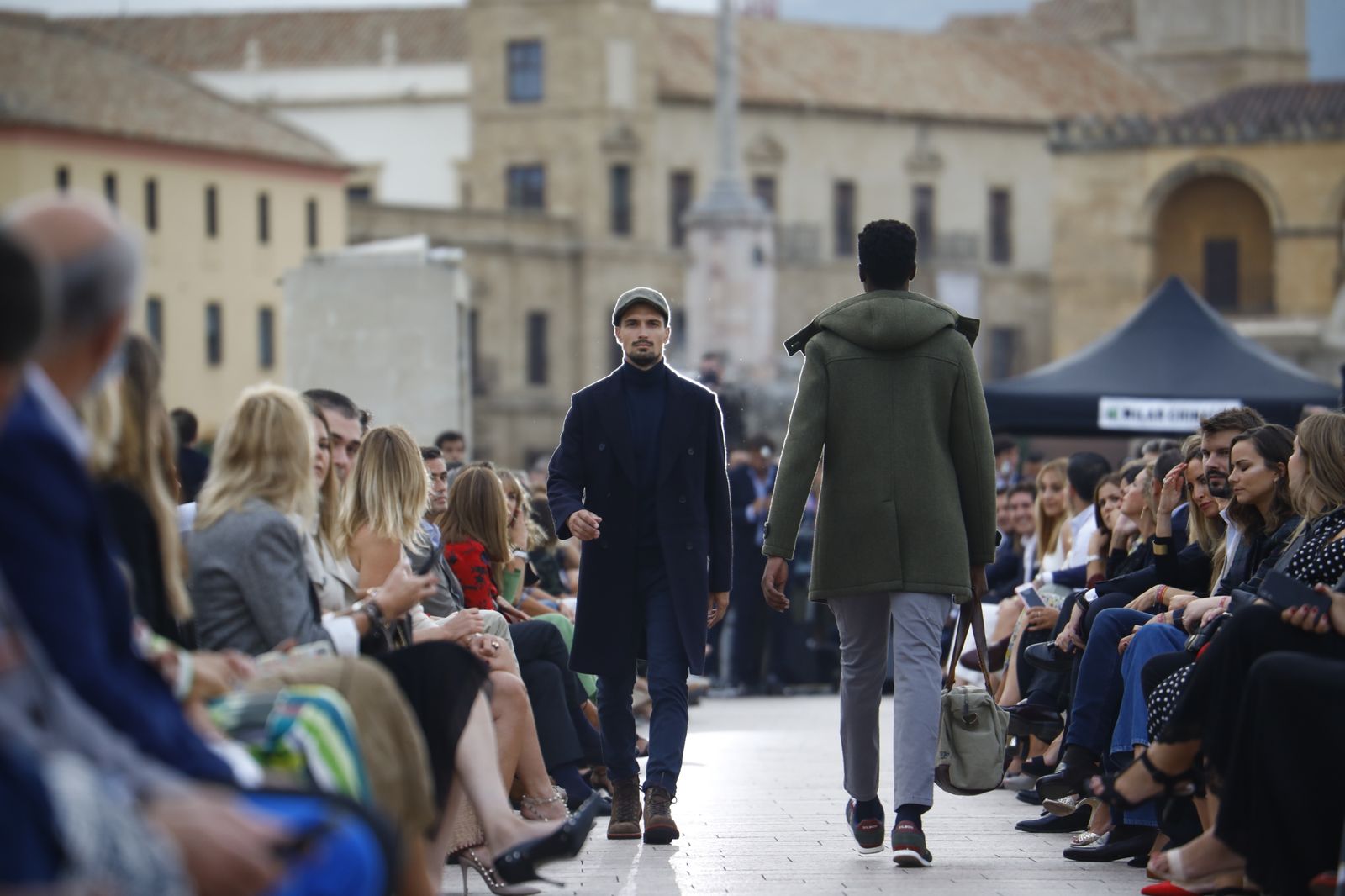 El desfile de Silbon por el Puente Romano de Córdoba, en imágenes