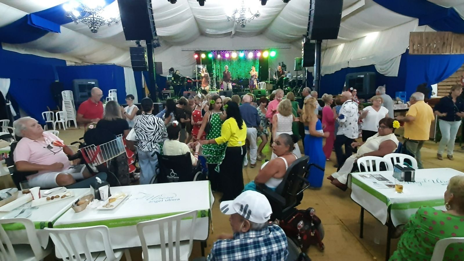 El grupo de unas 70 personas bailando en la caseta municipal