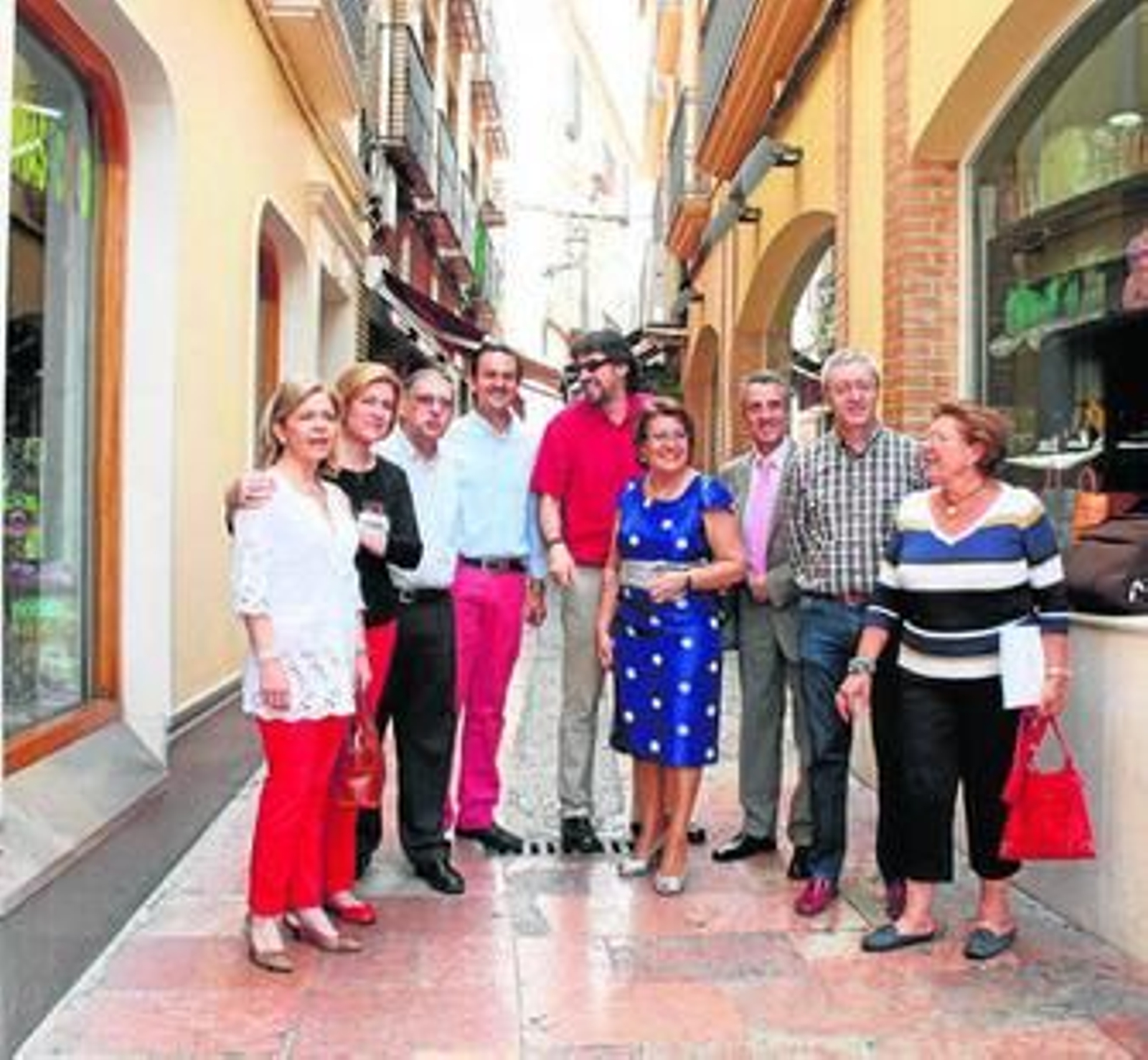 Foto de familia de las autoridades lucentinas en una de las calles judías de la ciudad.