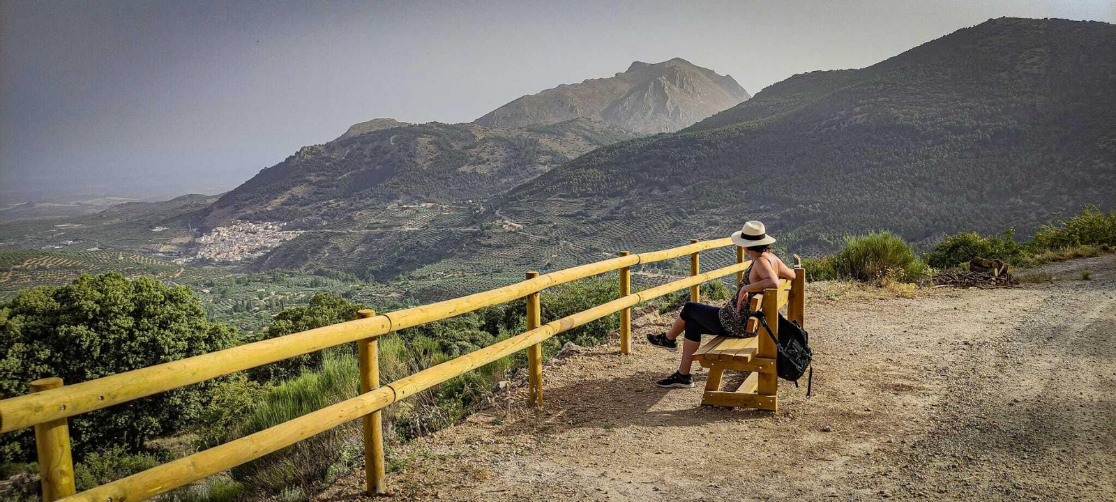 Aprovecha para recargar pilas y disfrutar de las vistas al pueblo blanco de Torres.