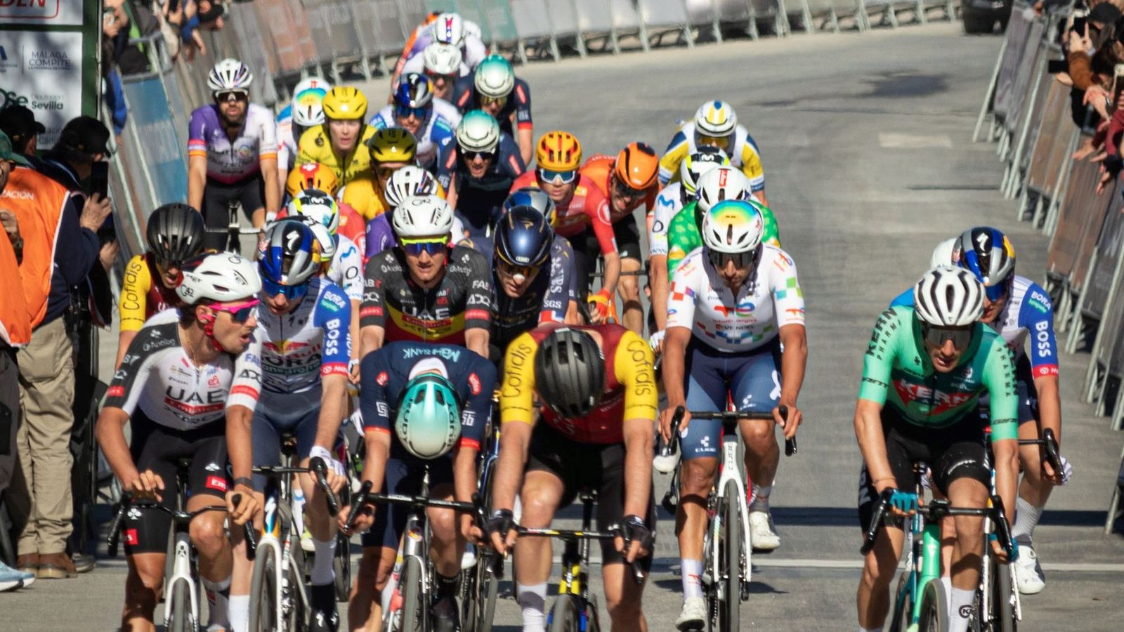 Los ciclistas participantes cruzando la meta.