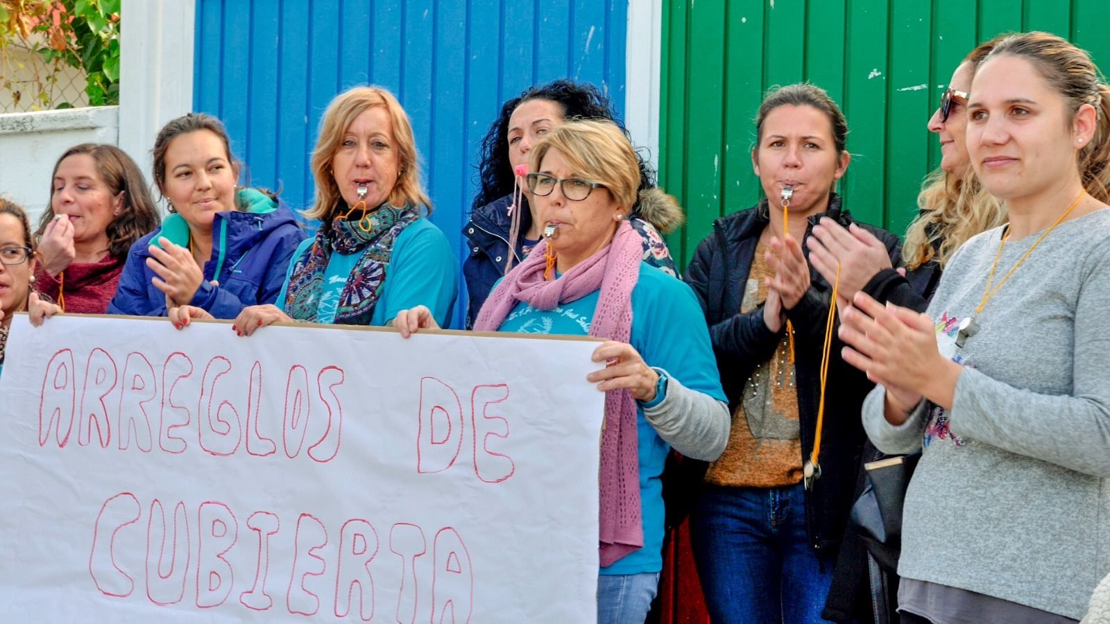 Madres del AMPA del colegio Maestro José Sabio, protestando en la puerta del centro.