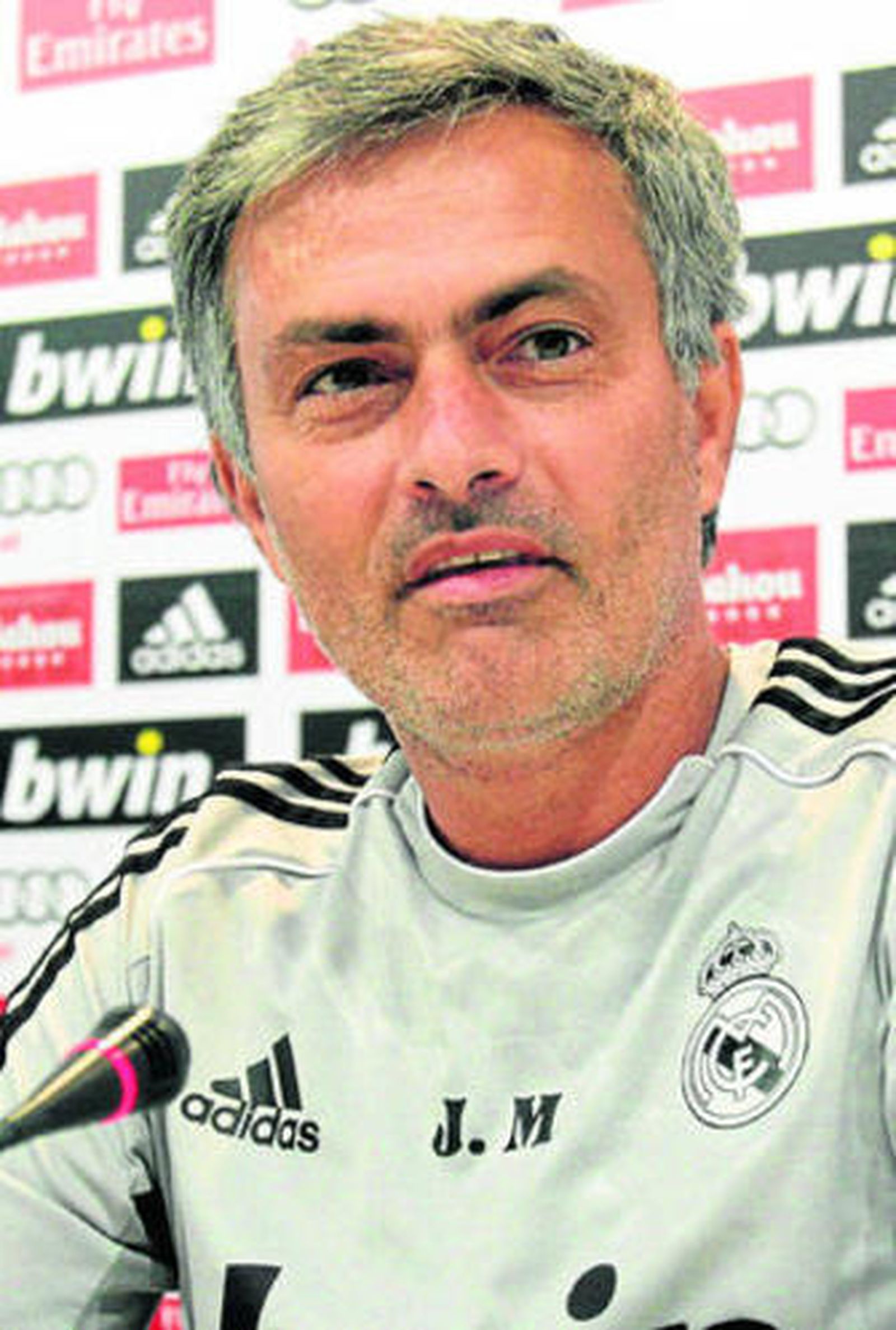 Pepe Mel estuvo dando órdenes fuera del banquillo durante todo el partido frente al Zaragoza.