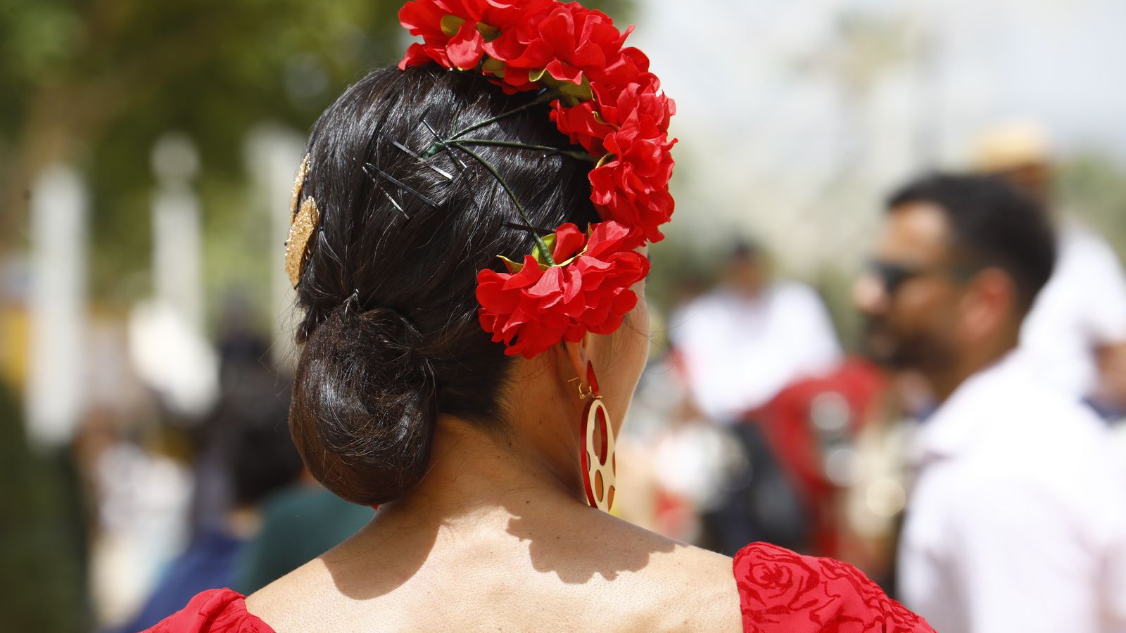 Moño con ramillete de flores en el lateral.