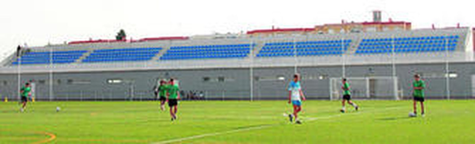 En la imagen se aprecian cuatro zonas de gradas de 21 asientos con seis filas cada una, dos a cada lado de la zona central, que tiene 24 asientos en cada una de las seis filas.