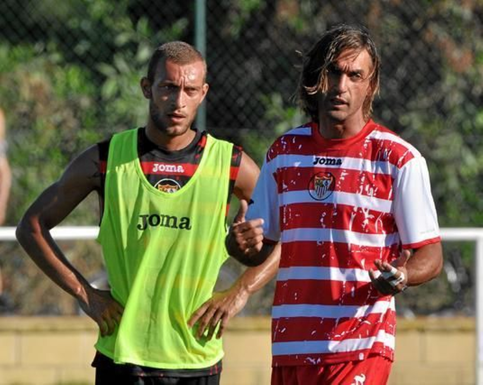 El ex sevillista y ayudante de Antonio Álvarez, Javi Navarro, junto al italiano Tiberio Guarente.  Foto: Manuel Gómez