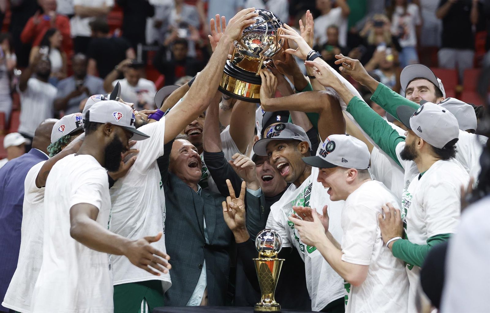 Los jugadores de los Boston Celtics celebran su título de la conferencia del Este, este 29 de mayo de 2022