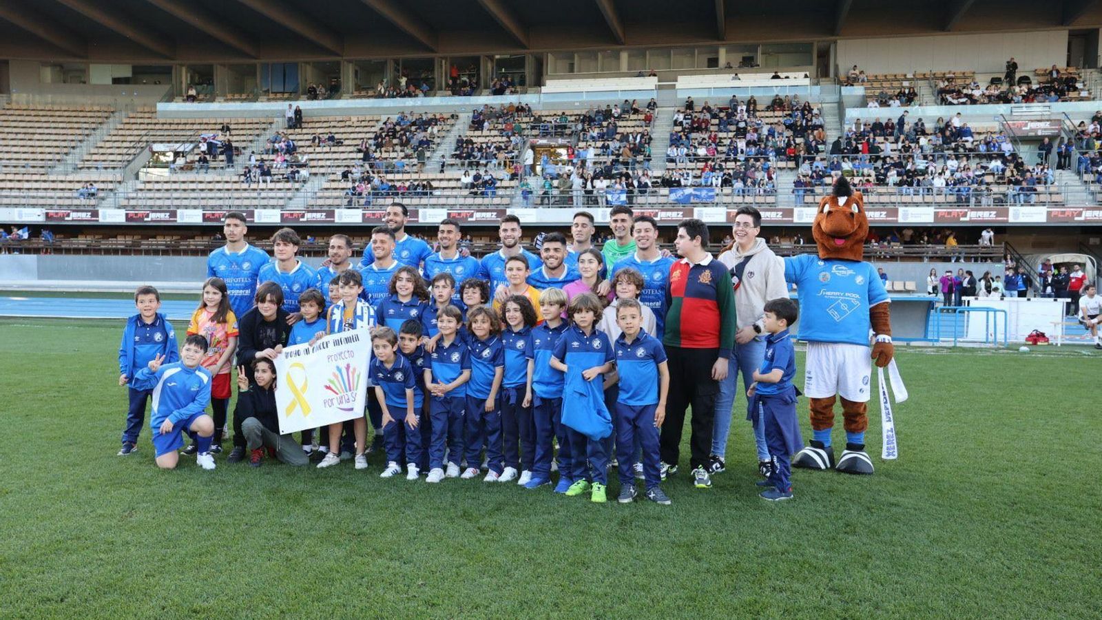 Los jugadores del Xerez DFC posaron rodeados de pequeños antes del inicio del partido.