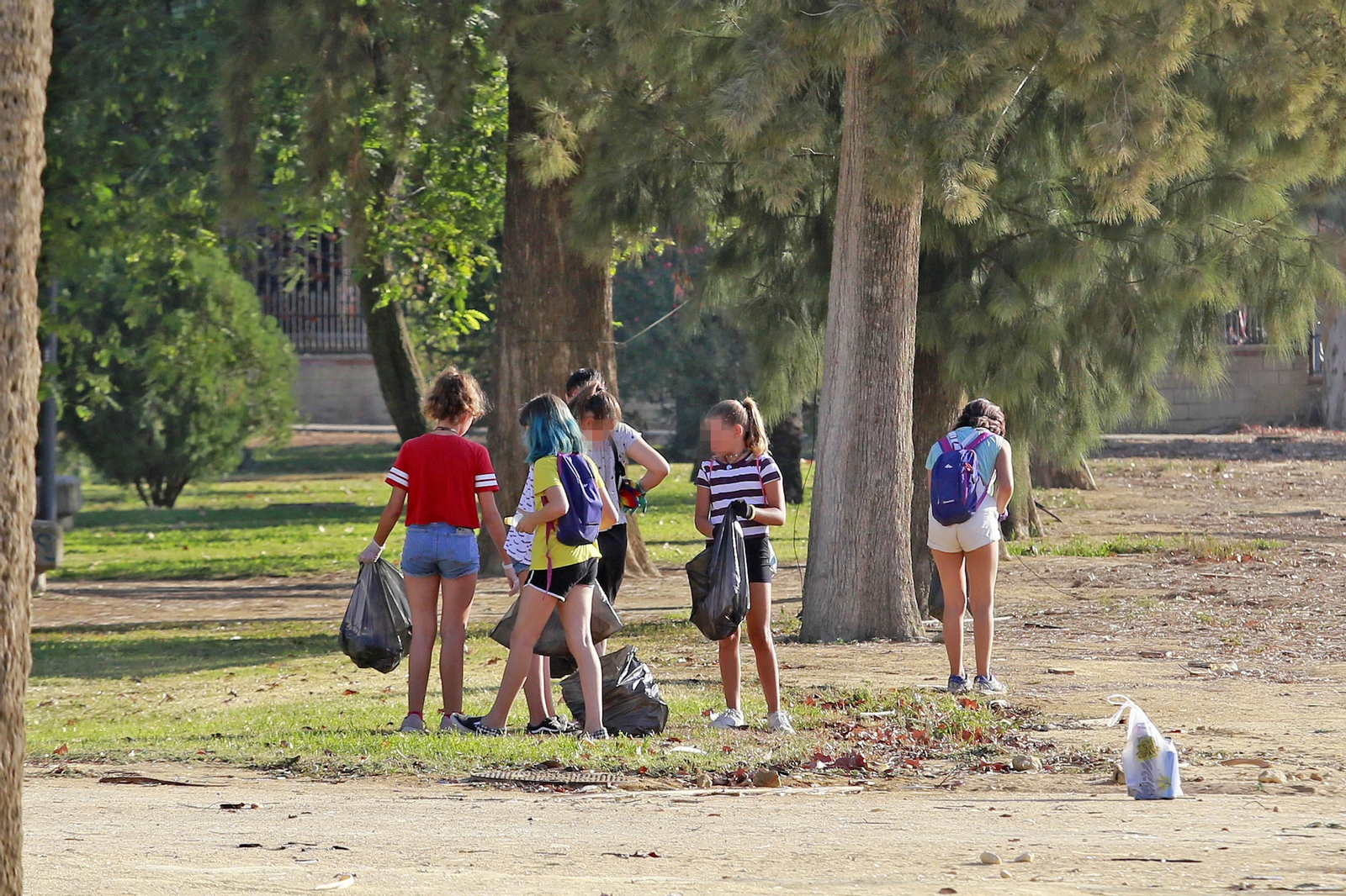 Imágenes del grupo juvenil Green Team Jerez limpiando en el Parque González Hontoria