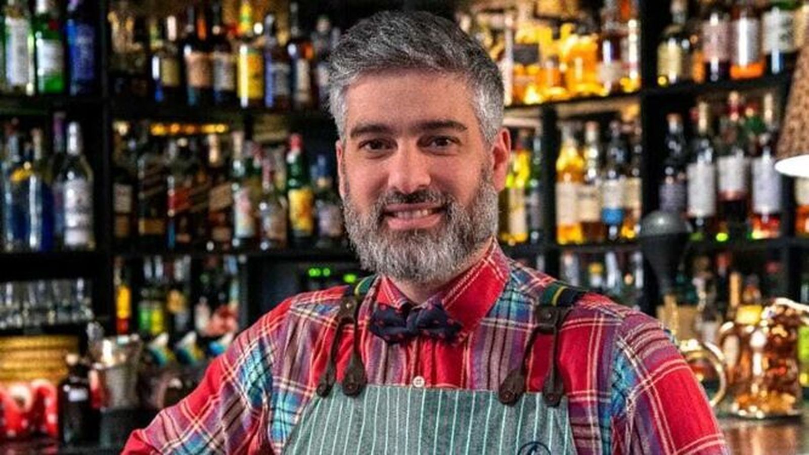 Diego Cabrera en su cocktail bar Salmon Guru, en Madrid.