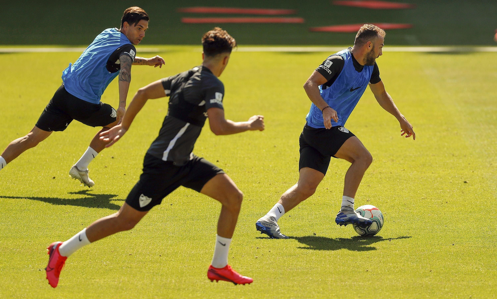 Keidi Bare conduce la pelota durante el entrenamiento de ayer.