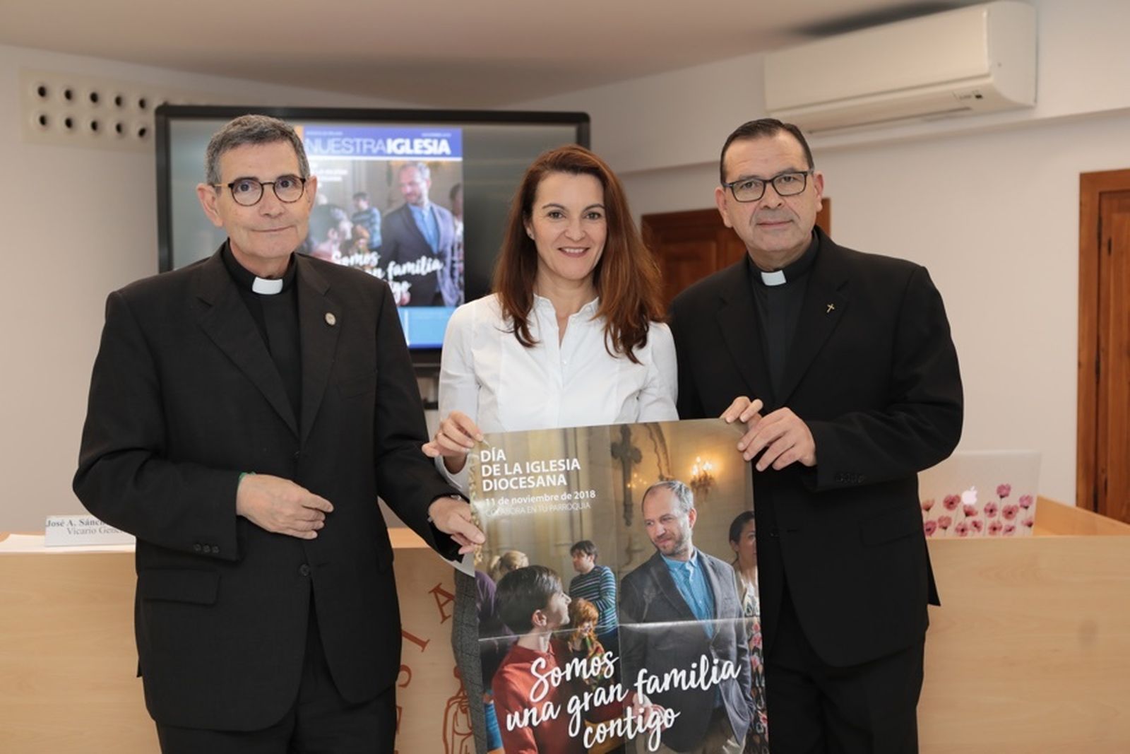 El vicario general (i), el ecónomo diocesano (d) y la portavoz de la Diócesis de Málaga