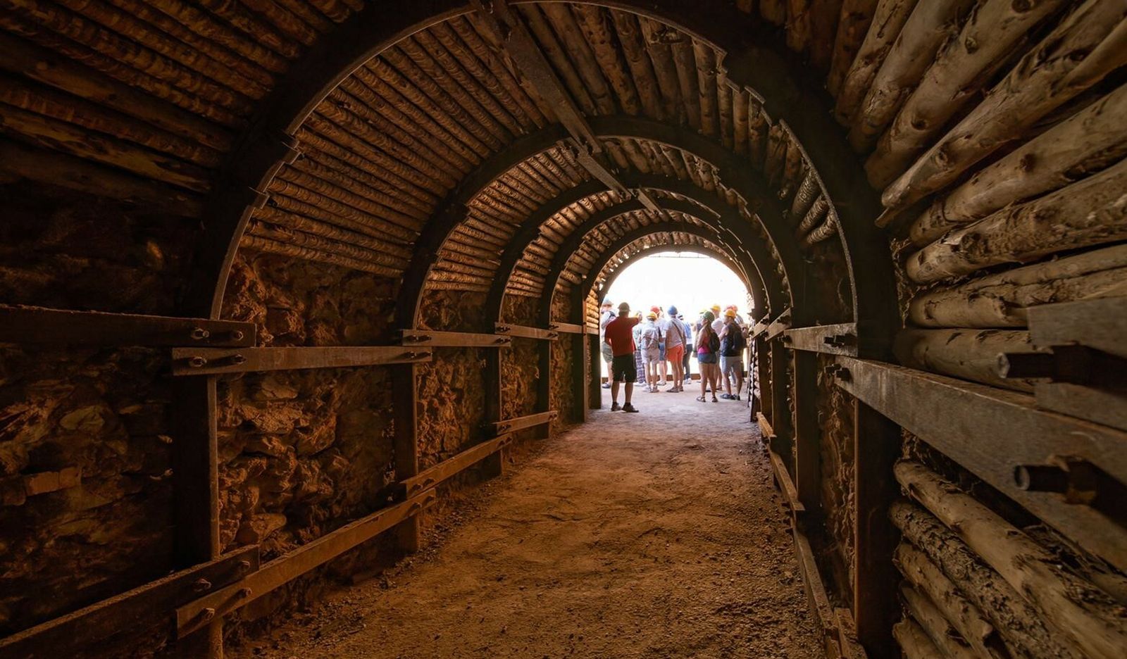 Túnel Santa María en Peña del Hierro, en el término de Nerva. Las visitan permiten hacer un recorrido de 200 metros por la galería.