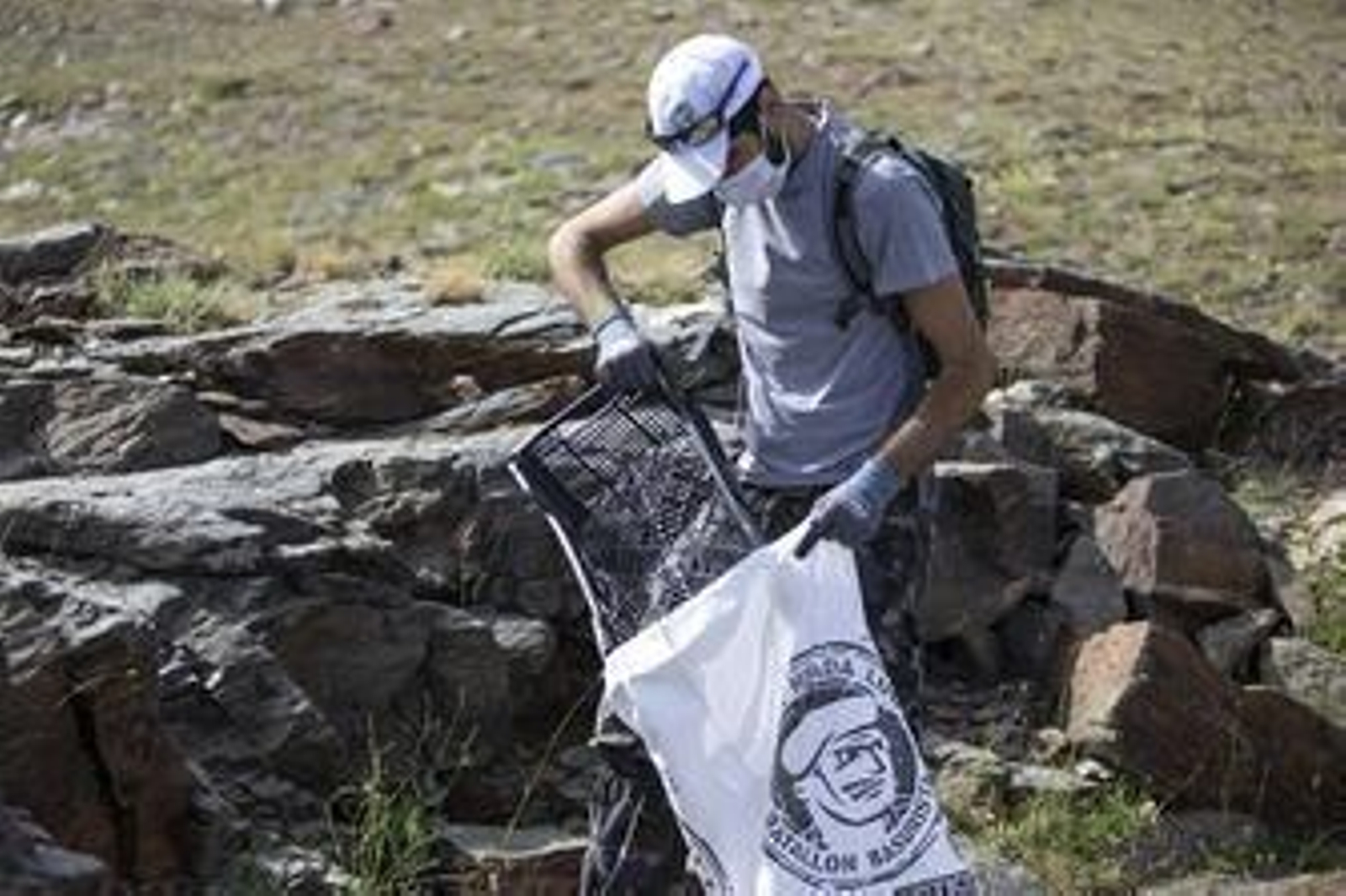 Fotos: así ha sido la jornada de limpieza en las pistas de esquí de Sierra Nevada
