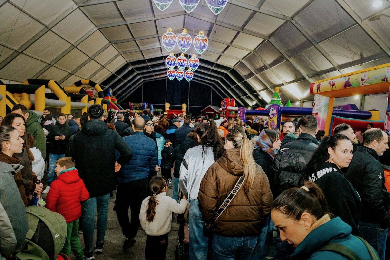 Posteriormente, los más pequeños pudieron disfrutar de hinchables, pintacaras y globoflexia