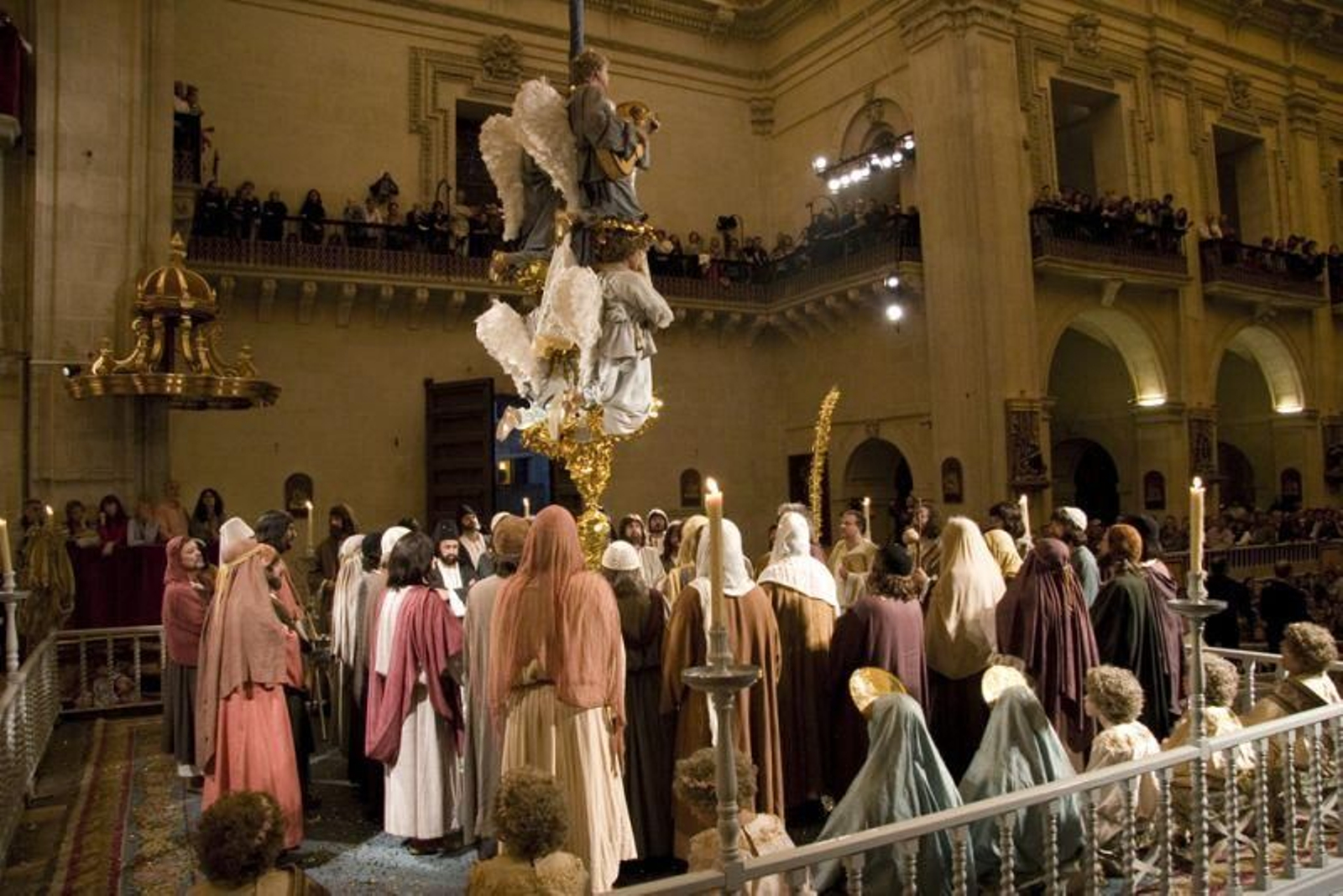Desciende un ángel en un aparato llamado Mangrana.