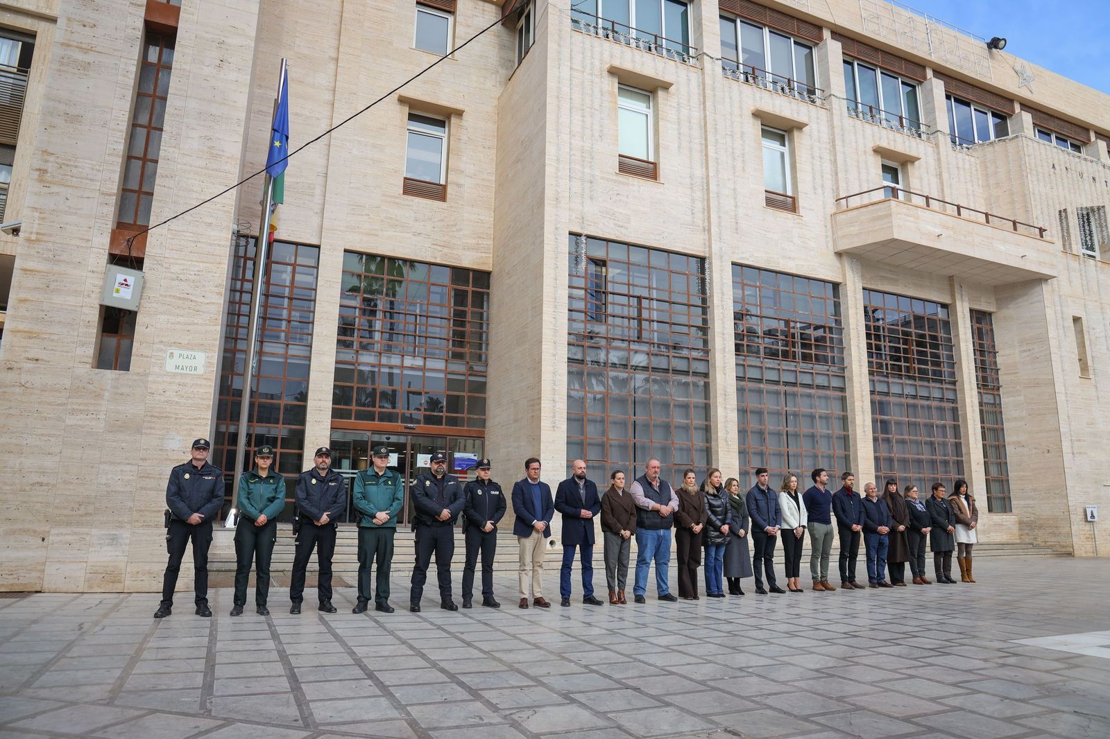 El Ayuntamiento de El Ejido guarda un minuto de silencio.