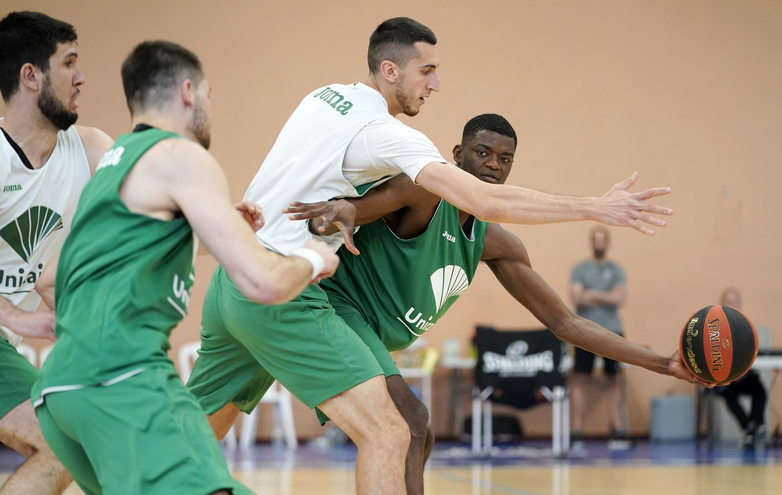 El entrenamiento del Unicaja antes de viajar a Badalona