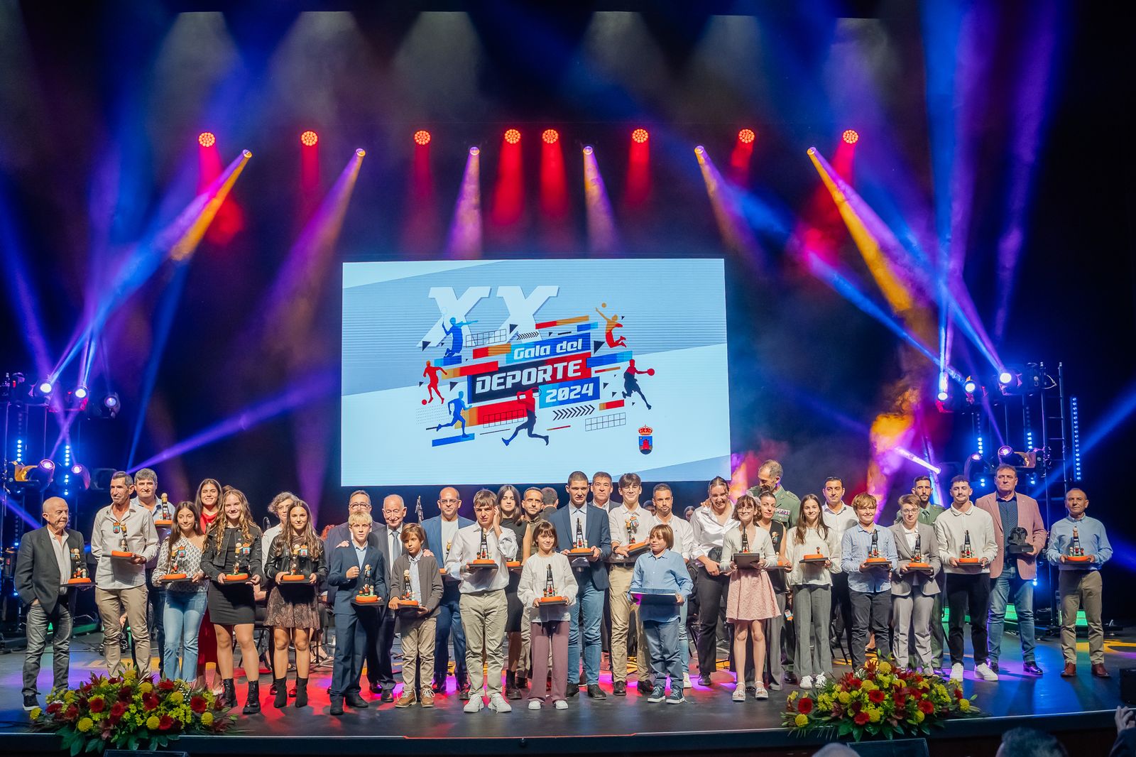 Foto de familia sobre el escenario con los premiados en la XX Gala del Deporte de Roquetas de Mar.