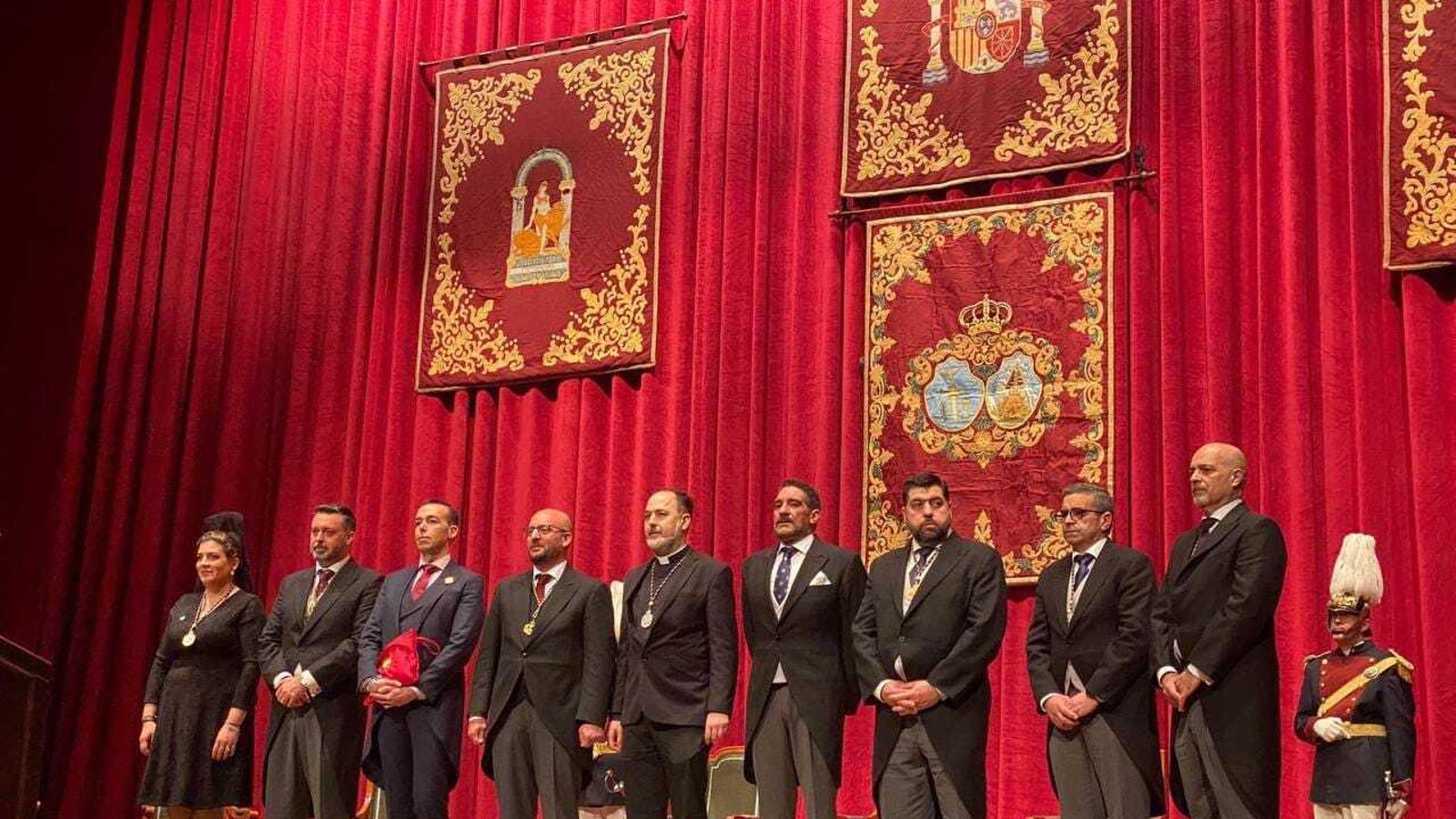 El pregonero, junto a las autoridades civiles y religiosas asistentes al término del Pregón.