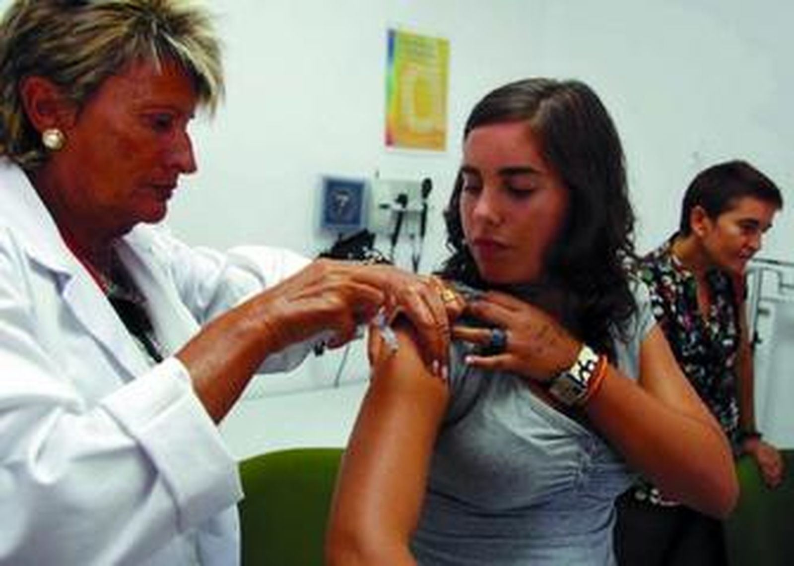 Marina Pulido fue, ayer, una de las primeras niñas en vacunarse contra el virus del papiloma humano.