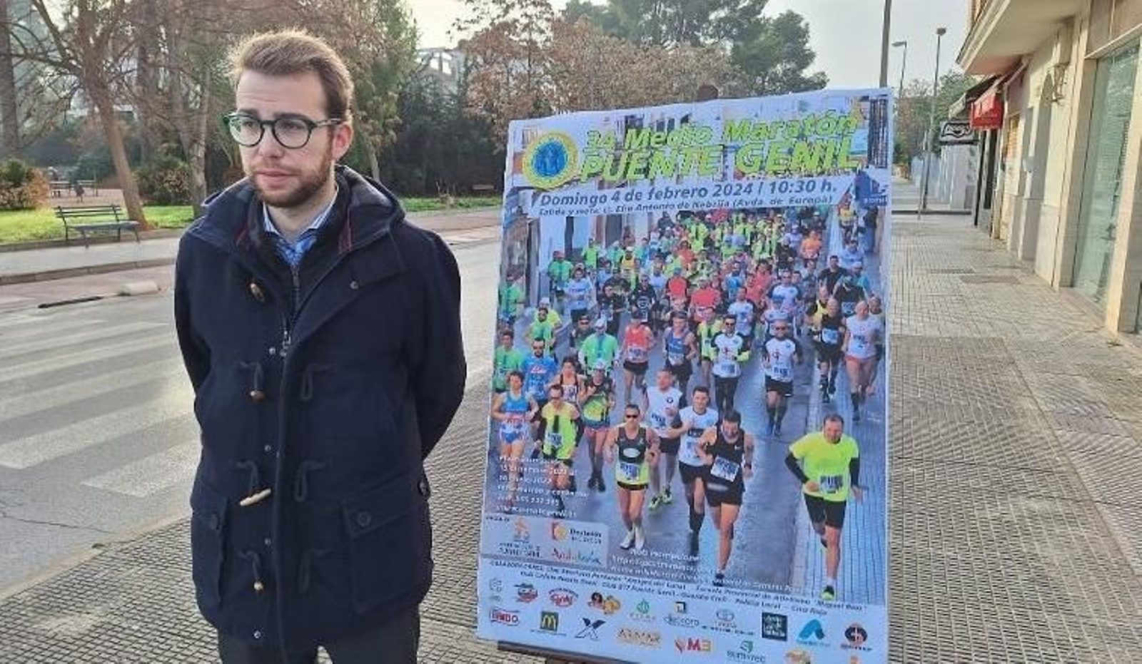 Rafael Ruiz, junto al cartel anunciador de la prueba.