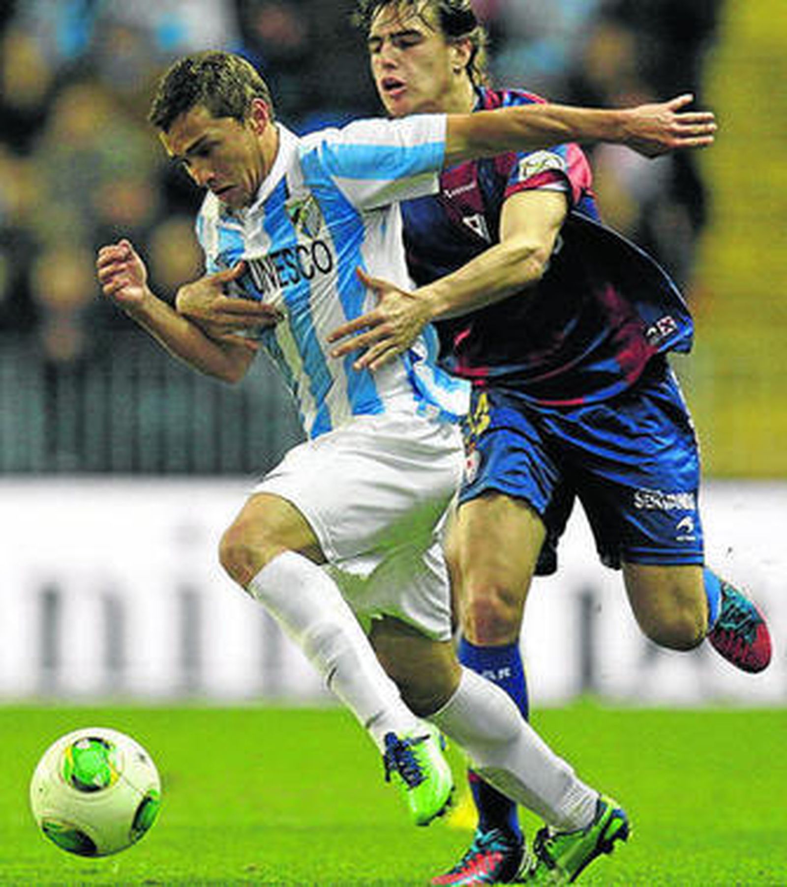 Seba Fernández trata de zafarse de Dani García.