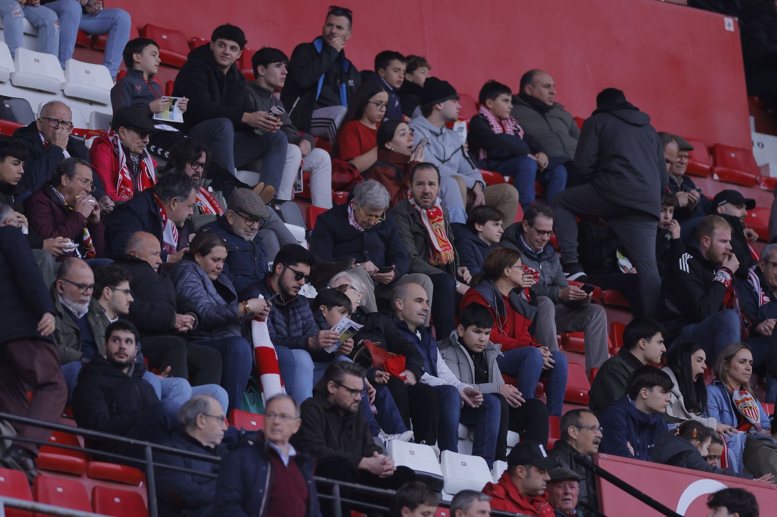 Búscate en las fotos del Sevilla - Girona