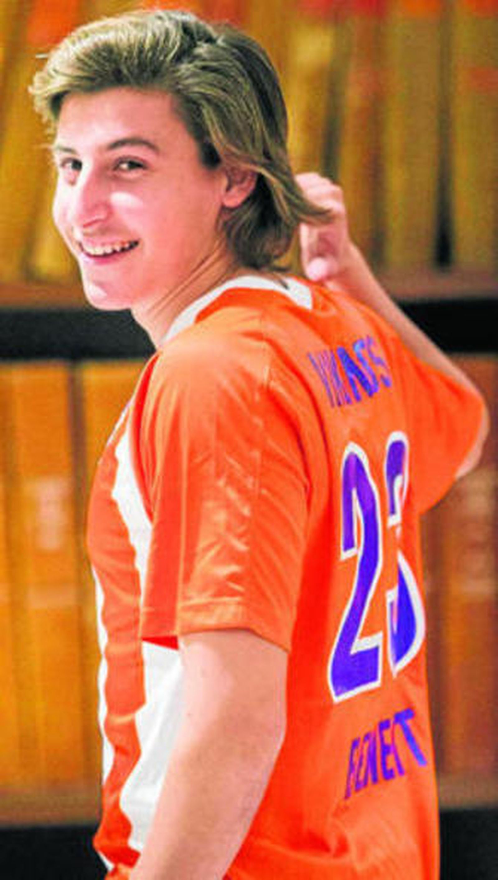 Beneit señala el nombre de los Vikings en la camiseta de su equipo.